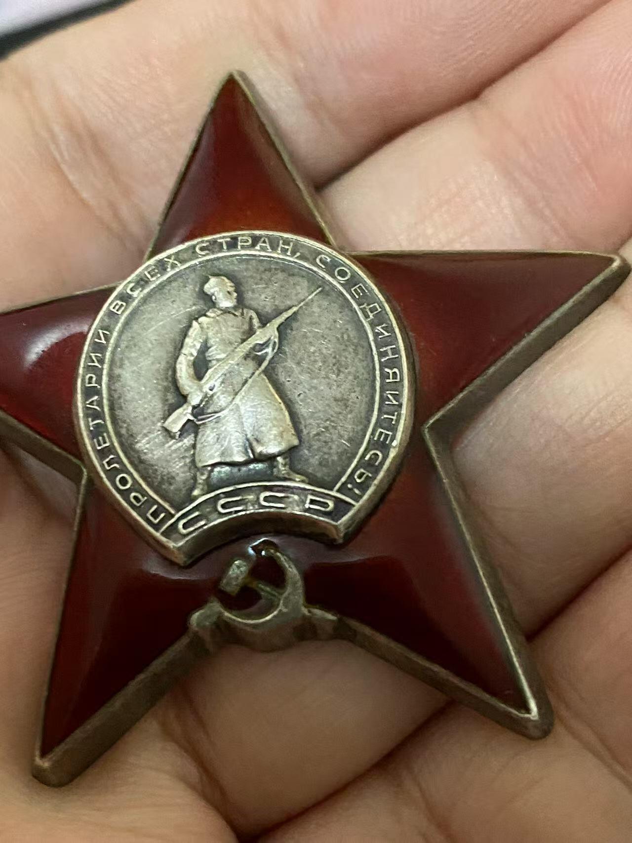 苏联勋章奖章5月8日晚上九点结束在麦稀奇 找不到的加我qq或者微信都是184277308备注苏章拍卖。最好加微信群每次都会通知还有提前可以一口价的 最近会持续拍卖一些东西。 苏联二战红星勋章 1472143 老潘菲洛夫战士 好品无磕碰 轻微佩戴 Наводкин Кузьма Кондратьевич 以苏联英雄少将潘菲洛夫命名的荣膺列宁勋章和苏沃洛夫勋章的地8近卫红旗列日察步兵师606野战面包房面包师 非常稀少的面包师+藐视死亡+老潘菲洛夫战士 沃洛卡拉姆卡和克留科夫卡战斗的参加者。