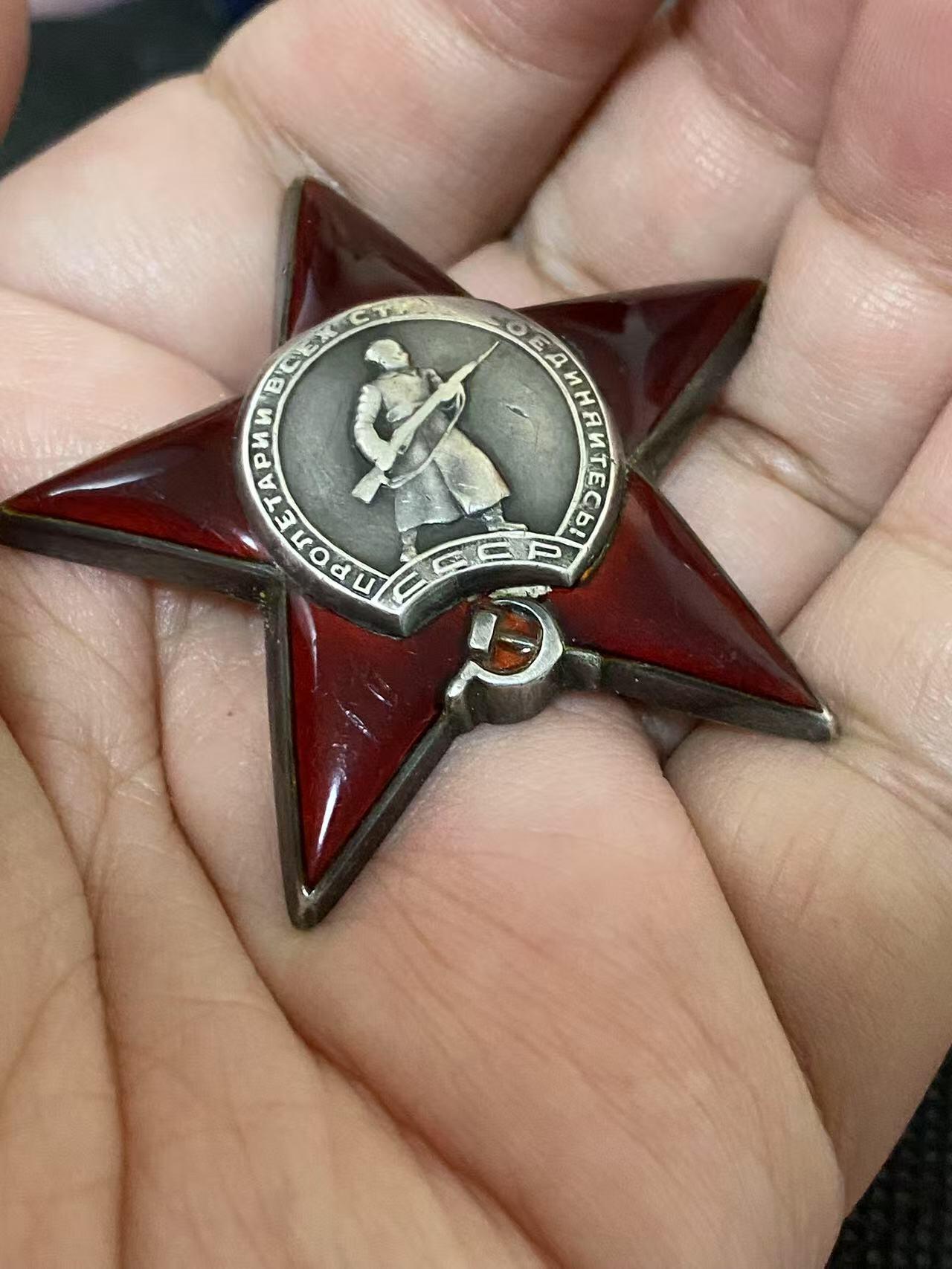 苏联勋章奖章5月8日晚上九点结束在麦稀奇 找不到的加我qq或者微信都是184277308备注苏章拍卖。最好加微信群每次都会通知还有提前可以一口价的 最近会持续拍卖一些东西。 苏联二战红星勋章 611769 早期 六位数 好品无磕碰 有几个划痕 Геращенко Иван Филиппович 少尉 122独立筑路营排指挥员 42年早期多次负伤 得到的这枚红星 