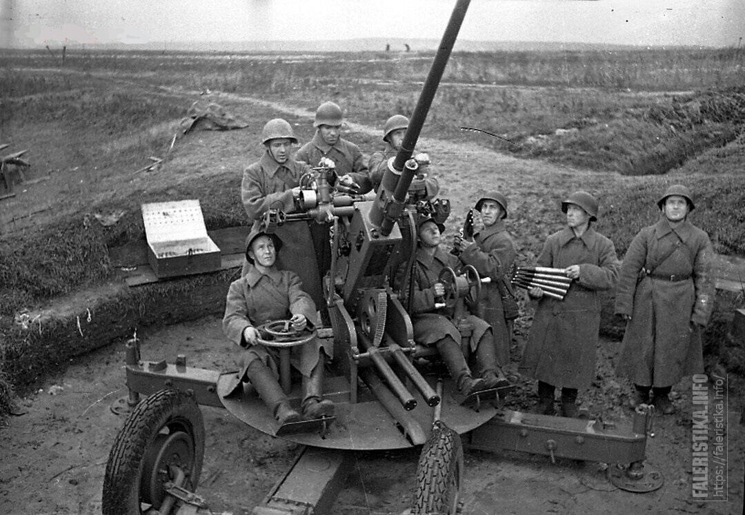 苏联勋章奖章5月8日晚上九点结束在麦稀奇 找不到的加我qq或者微信都是184277308备注苏章拍卖。最好加微信群每次都会通知还有提前可以一口价的 最近会持续拍卖一些东西。 苏联二战红星勋章 2110257 击落3飞机 MZPP珠宝局版 右下角顶部小瑕疵 几乎不可见 划痕比较多 Буданов Сергей Сергеевич 287近卫利沃夫高炮团1连炮手在尼杰尔地域内和劳班市的战斗中，布达诺夫所工作的分队击落了3架敌机，烧毁了2辆运载弹药的敌军汽车。