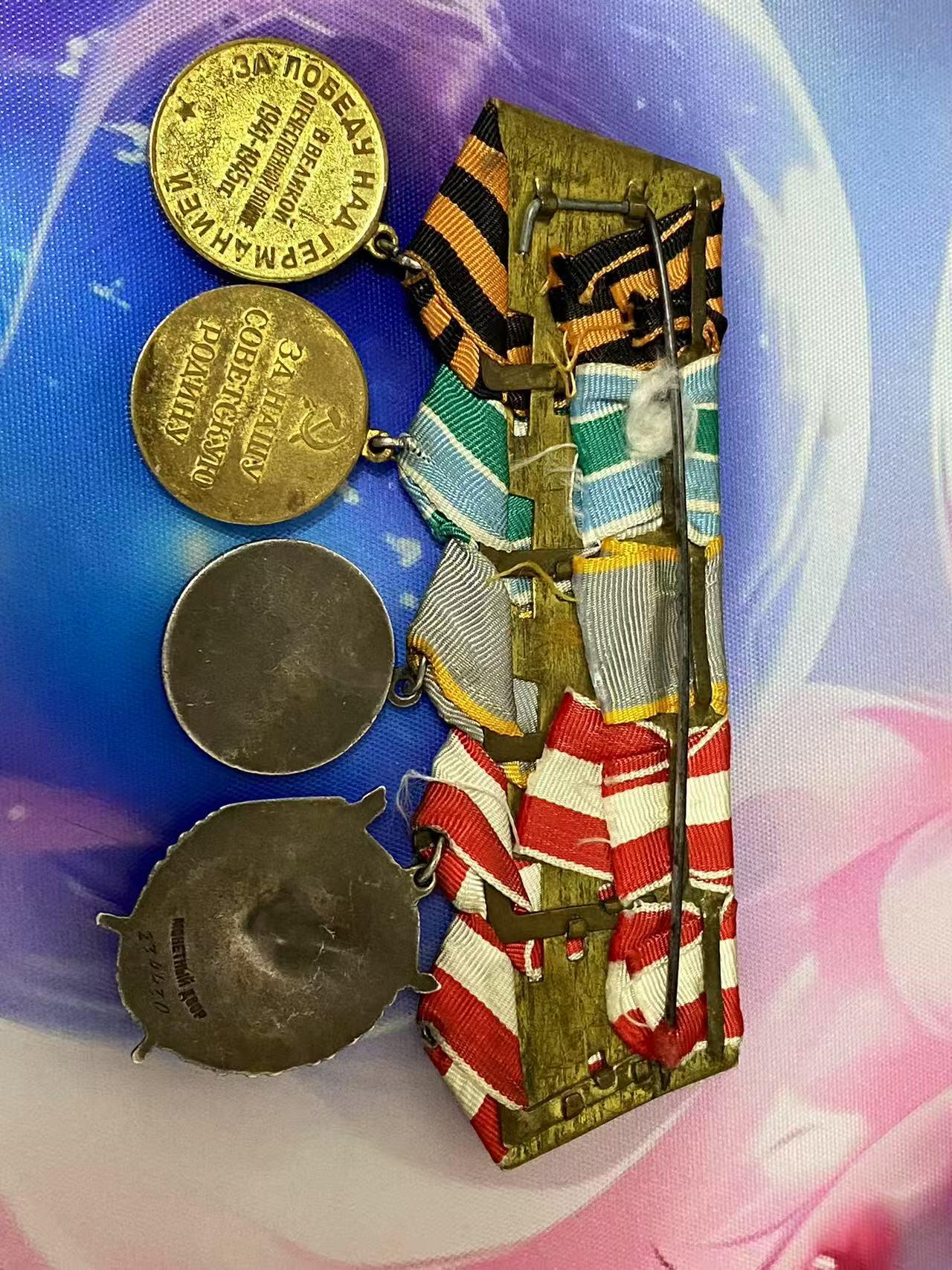 苏联勋章奖章5月8日晚上九点结束在麦稀奇 找不到的加我qq或者微信都是184277308备注苏章拍卖。最好加微信群每次都会通知还有提前可以一口价的 最近会持续拍卖一些东西。 苏联双红旗红星套章  北方舰队飞行员 Кукибный Виктор Андреевич  准王牌 击落4架 王牌飞行员网站有记录 带他的飞行员手套  得主非常帅气 红旗 42470 圆盘版 红旗 234430品相很好 有几处小瑕疵影响不大 红星3276042 服役获得 好品无磕碰 联排上还有战功奖章 保卫边界 和战德 飞行员手套保存的基本完整 