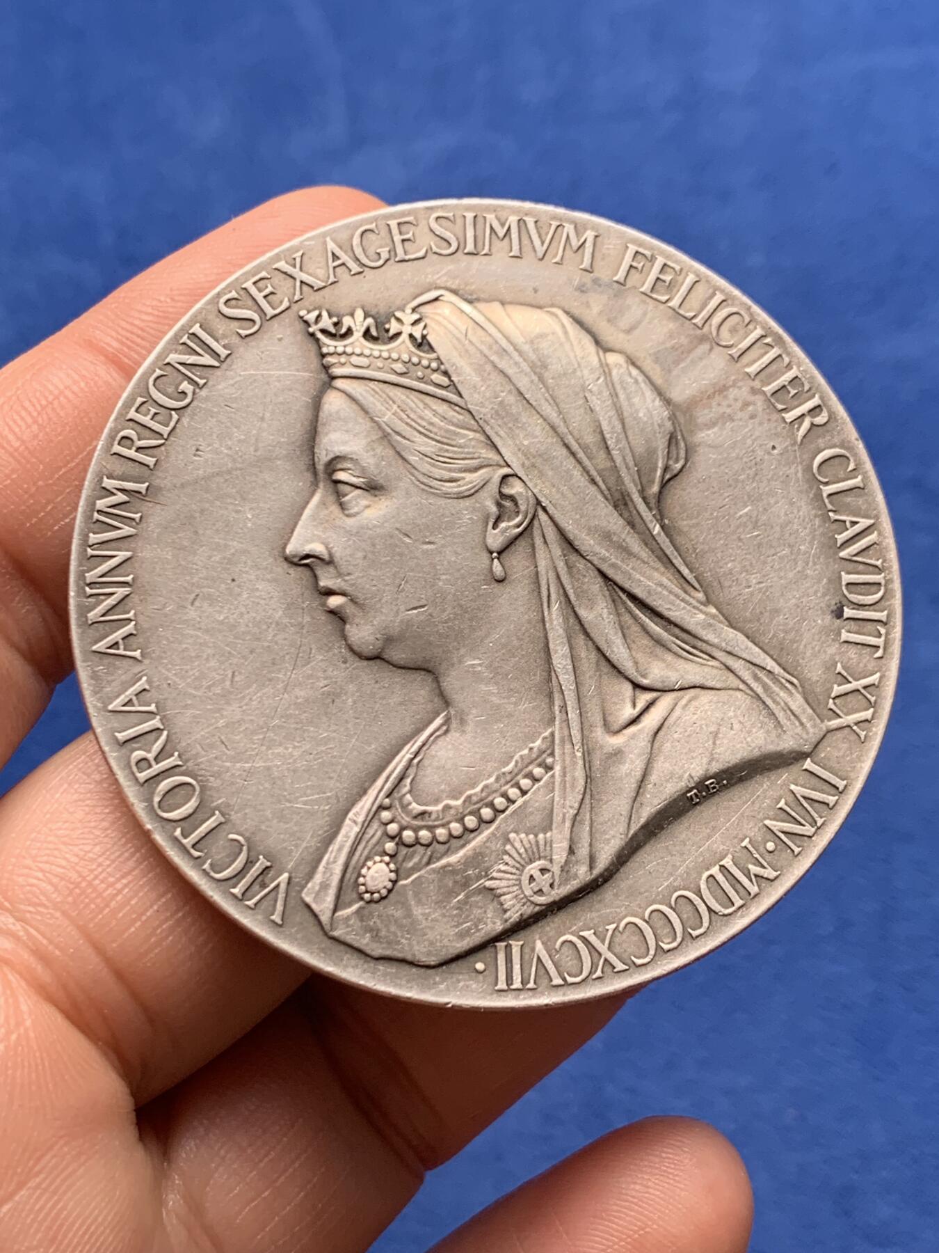 《竞宝斋》第378场 周日，周一 2场连拍 （全场包邮） 英国1897年 维多利亚登基60周年纪念大银章 55mm 84.4克 带原盒 细节如图