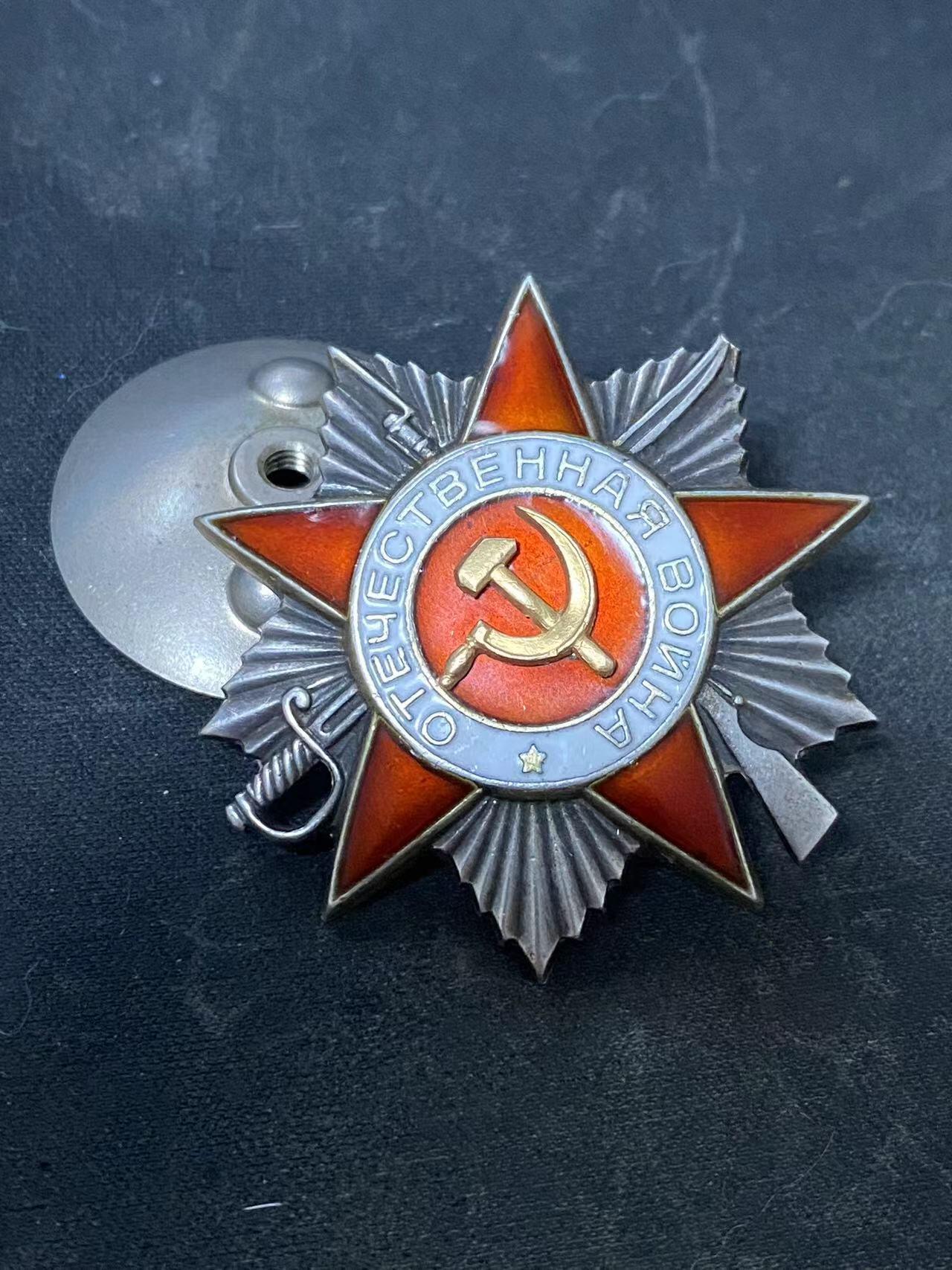 苏联勋章奖章5月8日晚上九点结束在麦稀奇 找不到的加我qq或者微信都是184277308备注苏章拍卖。最好加微信群每次都会通知还有提前可以一口价的 最近会持续拍卖一些东西。 苏联二战二级为国勋章 687777 超级好号码 左角上边缘右边和顶角左边缘上部有两处小脱皮 正面看不出来  获得者Рак Е. Н.为稀有的МГБ（MGB）锅按部君官 奖励卡查不到只有序列 应该未解密 