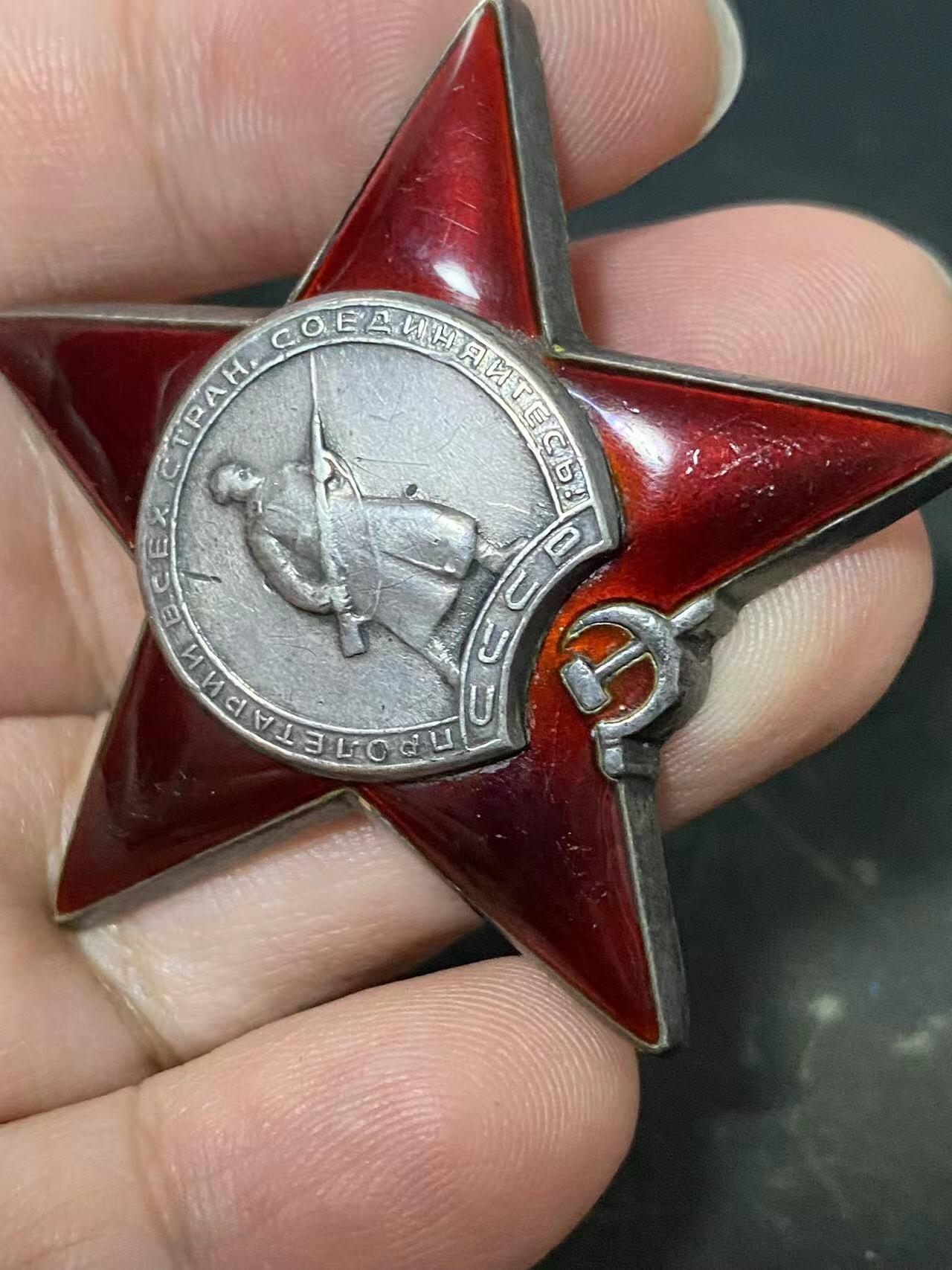 苏联勋章奖章5月8日晚上九点结束在麦稀奇 找不到的加我qq或者微信都是184277308备注苏章拍卖。最好加微信群每次都会通知还有提前可以一口价的 最近会持续拍卖一些东西。 苏联二战红星勋章 2110257 击落3飞机 MZPP珠宝局版 右下角顶部小瑕疵 几乎不可见 划痕比较多 Буданов Сергей Сергеевич 287近卫利沃夫高炮团1连炮手在尼杰尔地域内和劳班市的战斗中，布达诺夫所工作的分队击落了3架敌机，烧毁了2辆运载弹药的敌军汽车。