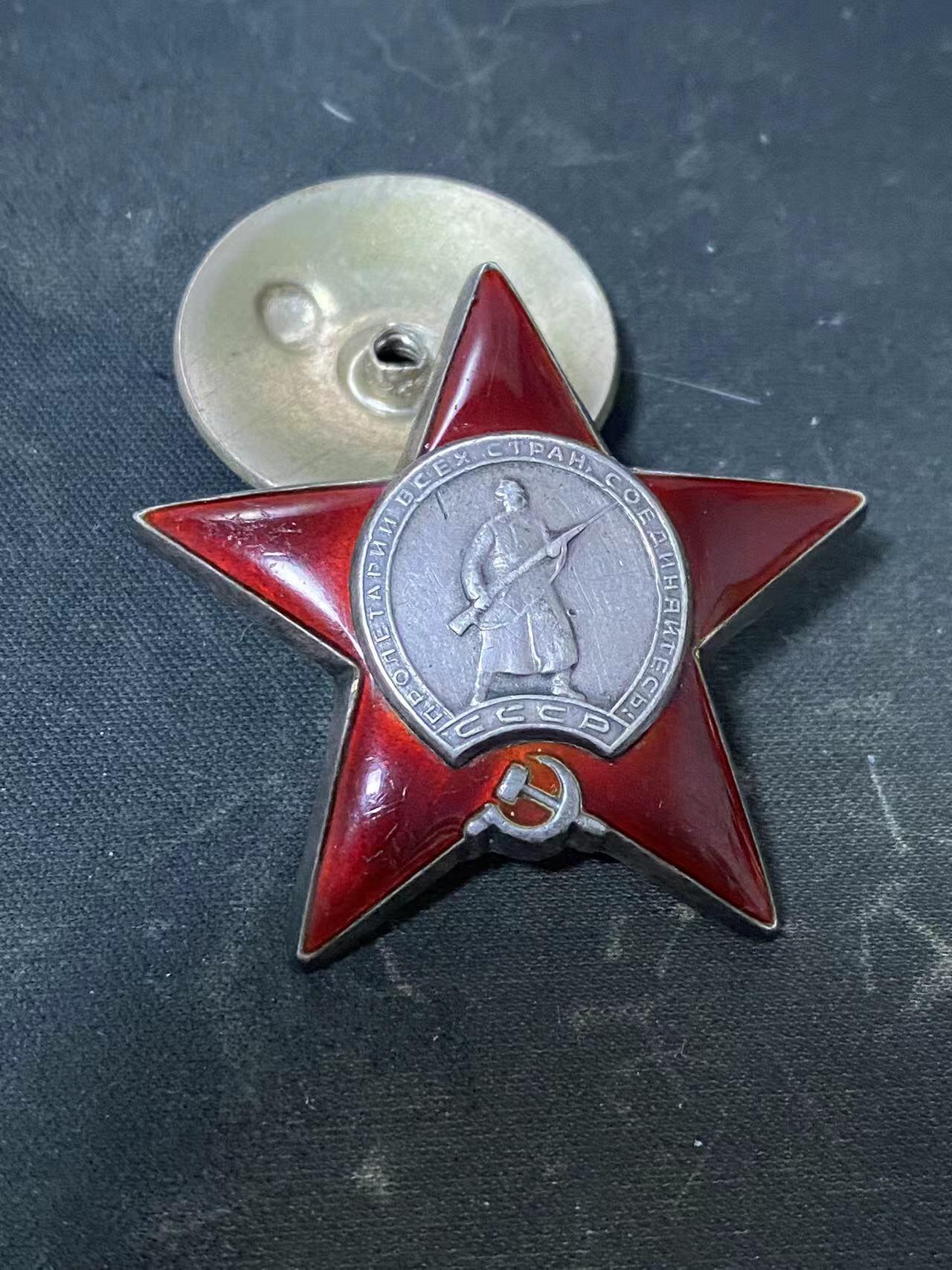 苏联勋章奖章5月8日晚上九点结束在麦稀奇 找不到的加我qq或者微信都是184277308备注苏章拍卖。最好加微信群每次都会通知还有提前可以一口价的 最近会持续拍卖一些东西。 苏联二战红星勋章 2110257 击落3飞机 MZPP珠宝局版 右下角顶部小瑕疵 几乎不可见 划痕比较多 Буданов Сергей Сергеевич 287近卫利沃夫高炮团1连炮手在尼杰尔地域内和劳班市的战斗中，布达诺夫所工作的分队击落了3架敌机，烧毁了2辆运载弹药的敌军汽车。