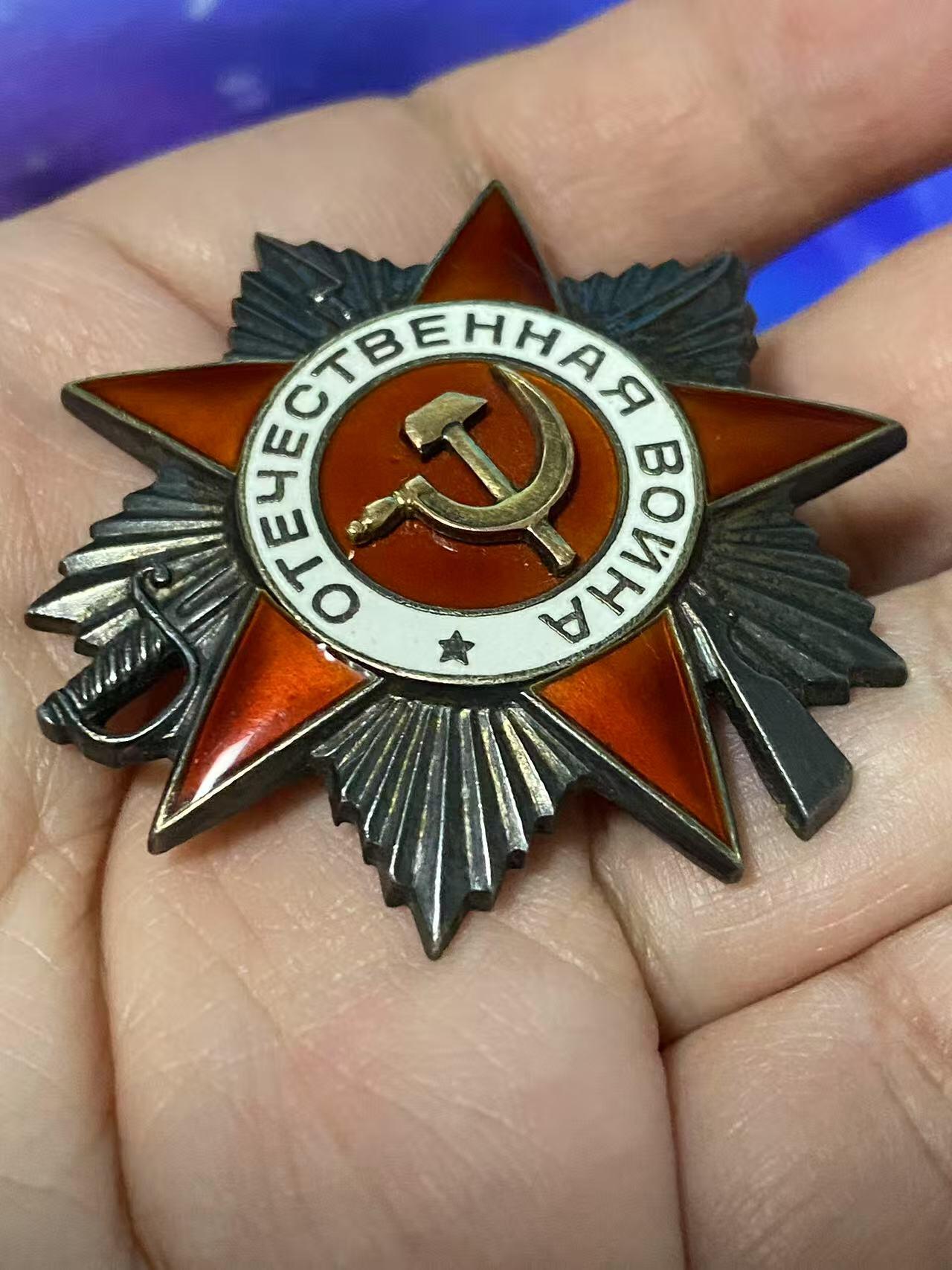 苏联勋章奖章5月8日晚上九点结束在麦稀奇 找不到的加我qq或者微信都是184277308备注苏章拍卖。最好加微信群每次都会通知还有提前可以一口价的 最近会持续拍卖一些东西。 苏联二战二级为国勋章 763493 领航员 给游击队送物资  好品无磕碰 佩戴痕迹都少见 极品品相 党徽原配 Толстов Юрий Федорович 民航120独立近卫因斯腾堡航空团分队领航员 非常少见  飞拉5和波2 负责为游击队送物资获得了勇敢奖章 获奖后 20次深入敌后侦察和运送特殊物资 33次保障白俄物资供应 故事很不错 非常少见的民航领航员二战事迹
