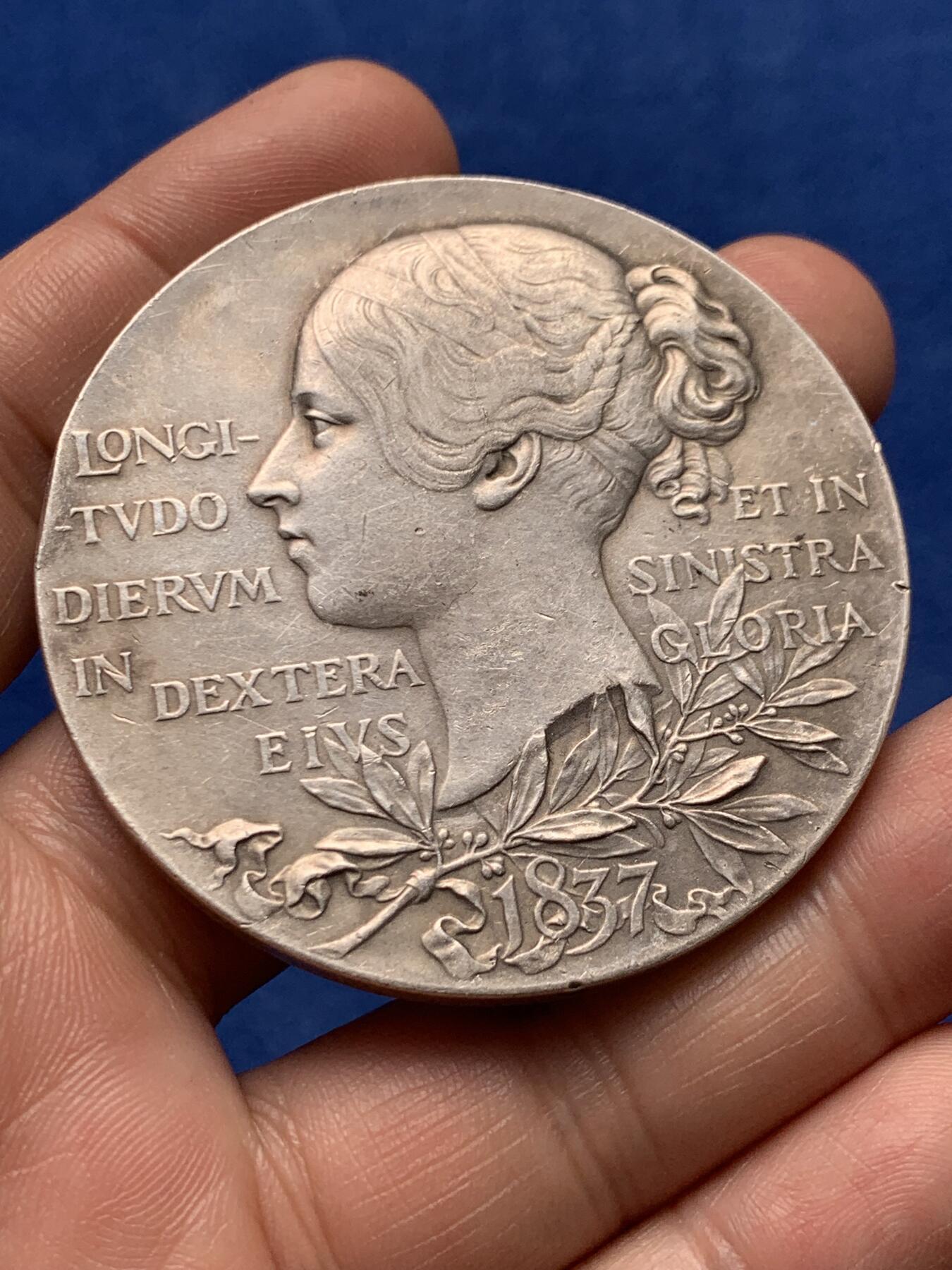 《竞宝斋》第378场 周日，周一 2场连拍 （全场包邮） 英国1897年 维多利亚登基60周年纪念大银章 55mm 84.4克 带原盒 细节如图