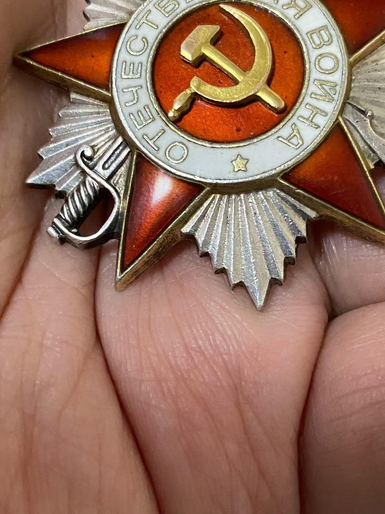 苏联勋章奖章5月8日晚上九点结束在麦稀奇 找不到的加我qq或者微信都是184277308备注苏章拍卖。最好加微信群每次都会通知还有提前可以一口价的 最近会持续拍卖一些东西。 苏联二级为国勋章 570985 好品无磕碰 有些小划痕和佩戴痕迹 Попов Александр Михайлович  有临时登记卡和序列 但是查不到奖励卡 有感兴趣的可以自己去查查