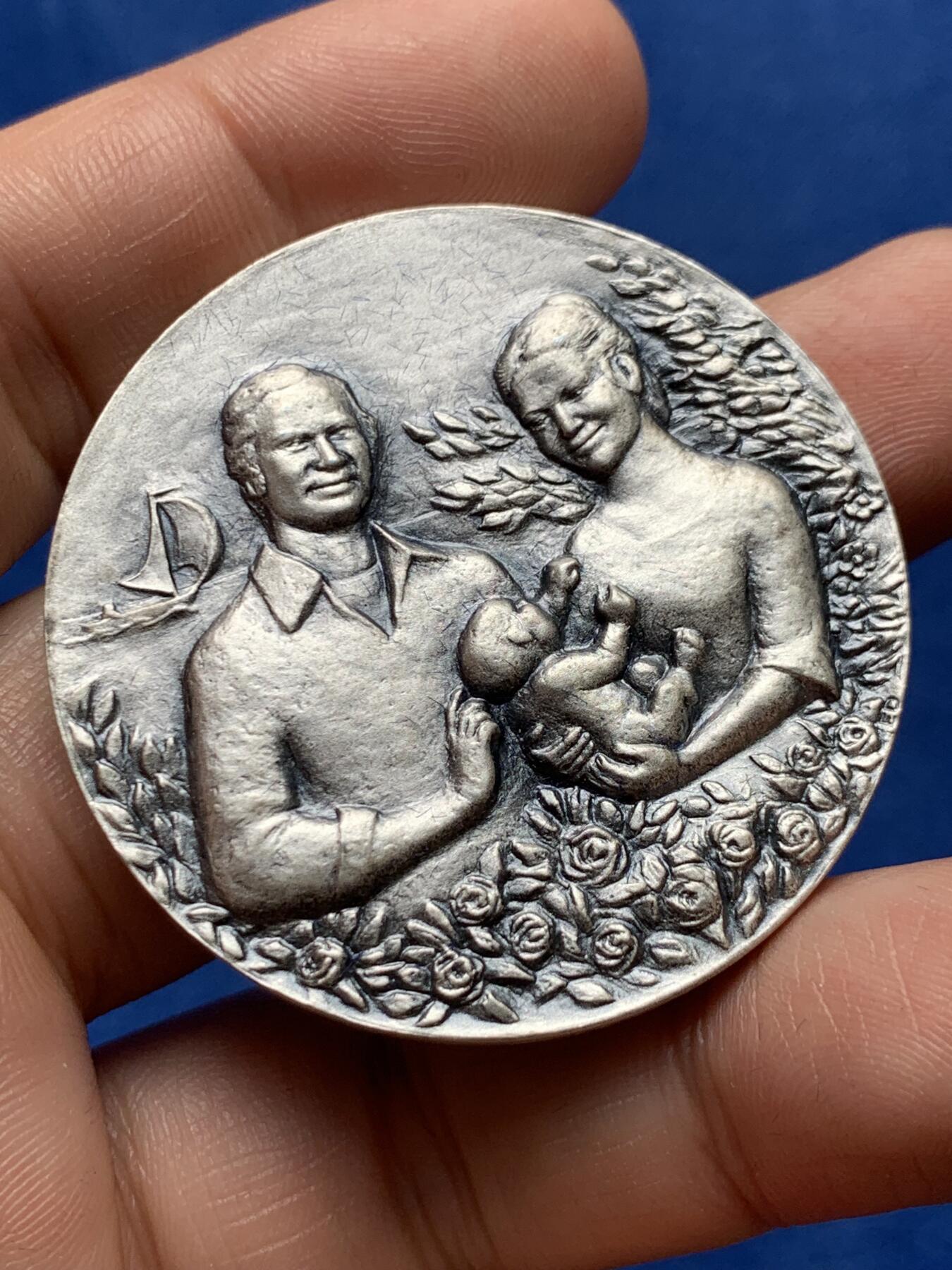 《竞宝斋》第378场 周日，周一 2场连拍 （全场包邮） 瑞典维多利亚公主出生纪念银章 限量发行6000枚 带盒 带证书 60.75克 44.6mm 细节见图