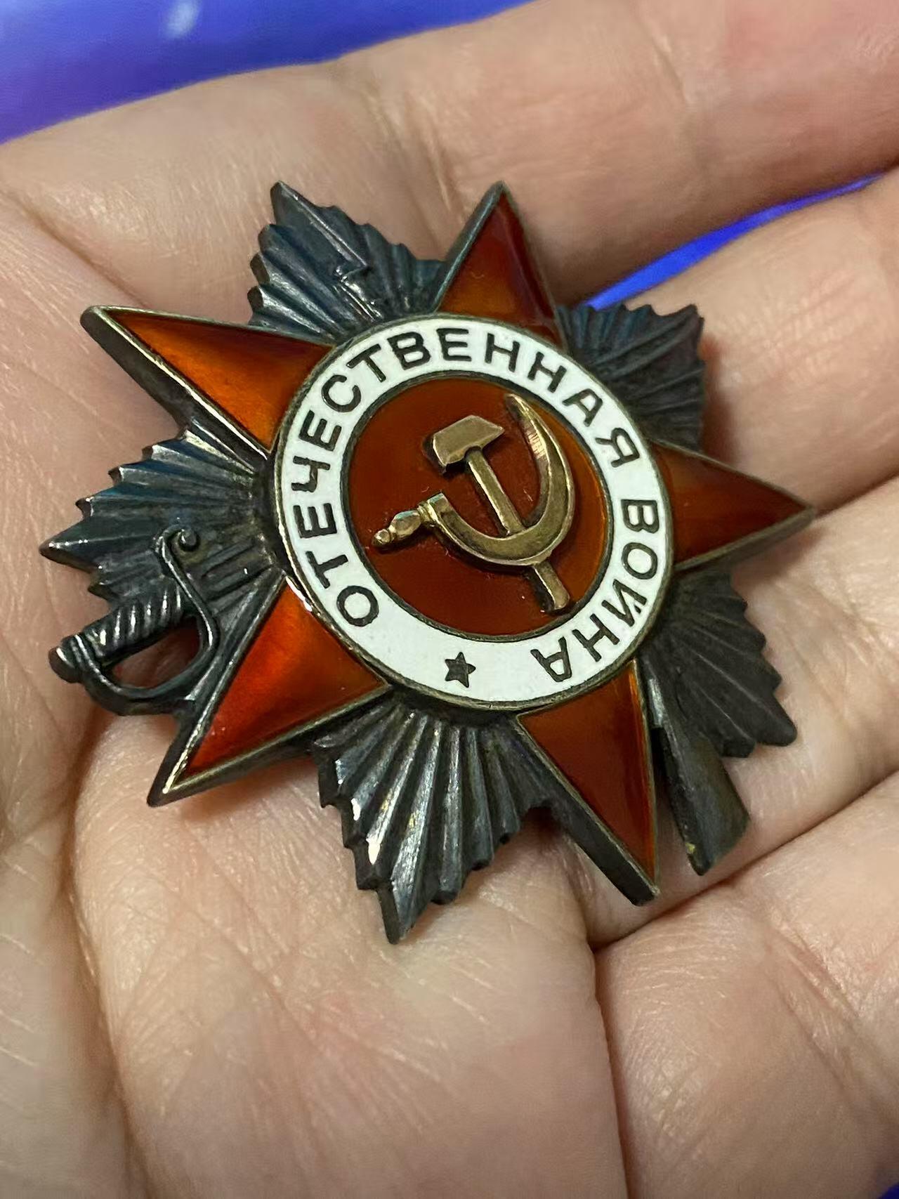苏联勋章奖章5月8日晚上九点结束在麦稀奇 找不到的加我qq或者微信都是184277308备注苏章拍卖。最好加微信群每次都会通知还有提前可以一口价的 最近会持续拍卖一些东西。 苏联二战二级为国勋章 763493 领航员 给游击队送物资  好品无磕碰 佩戴痕迹都少见 极品品相 党徽原配 Толстов Юрий Федорович 民航120独立近卫因斯腾堡航空团分队领航员 非常少见  飞拉5和波2 负责为游击队送物资获得了勇敢奖章 获奖后 20次深入敌后侦察和运送特殊物资 33次保障白俄物资供应 故事很不错 非常少见的民航领航员二战事迹