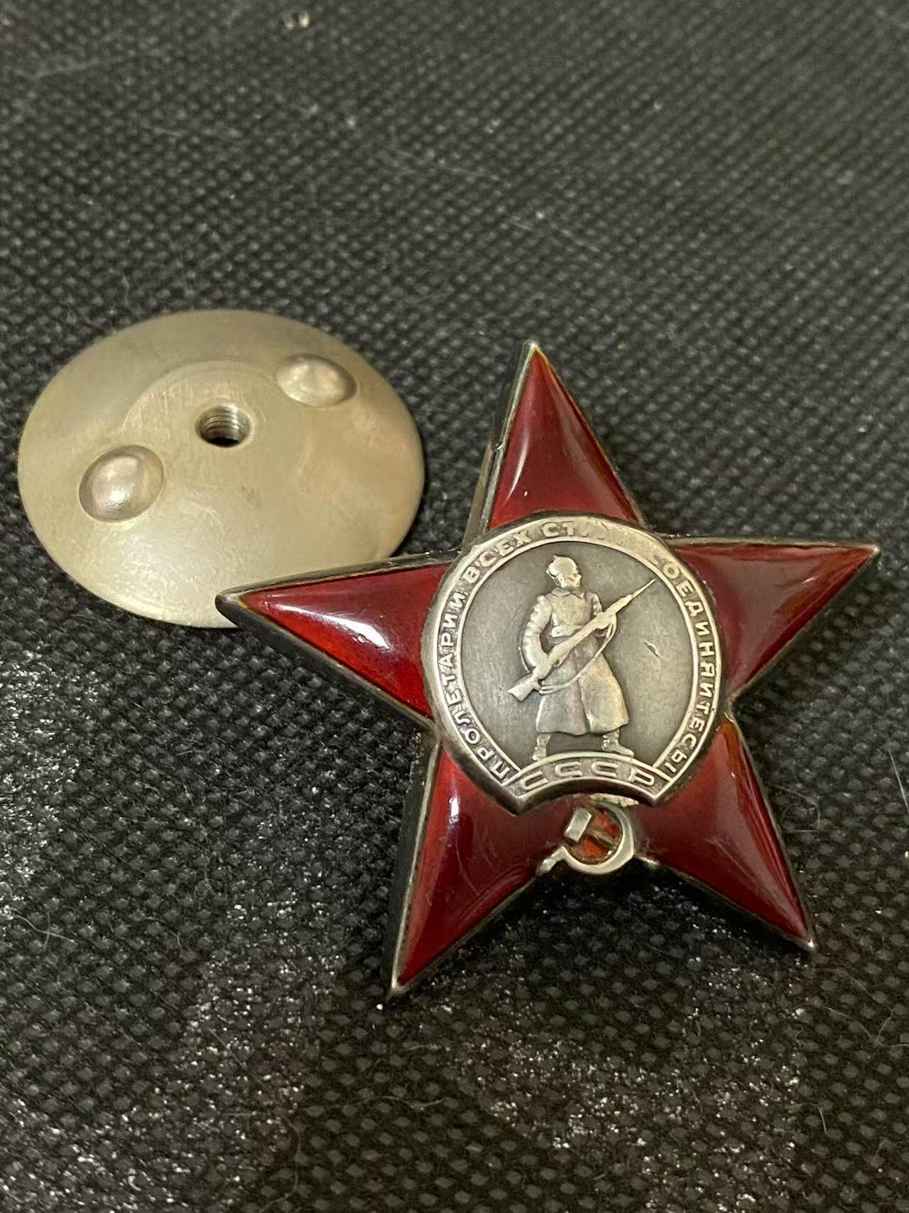 苏联勋章奖章5月8日晚上九点结束在麦稀奇 找不到的加我qq或者微信都是184277308备注苏章拍卖。最好加微信群每次都会通知还有提前可以一口价的 最近会持续拍卖一些东西。 苏联二战红星勋章 611769 早期 六位数 好品无磕碰 有几个划痕 Геращенко Иван Филиппович 少尉 122独立筑路营排指挥员 42年早期多次负伤 得到的这枚红星 