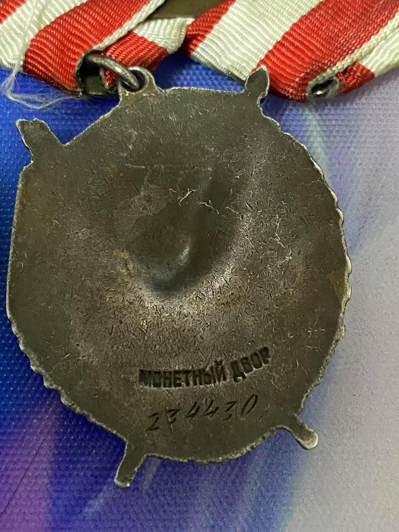 苏联勋章奖章5月8日晚上九点结束在麦稀奇 找不到的加我qq或者微信都是184277308备注苏章拍卖。最好加微信群每次都会通知还有提前可以一口价的 最近会持续拍卖一些东西。 苏联双红旗红星套章  北方舰队飞行员 Кукибный Виктор Андреевич  准王牌 击落4架 王牌飞行员网站有记录 带他的飞行员手套  得主非常帅气 红旗 42470 圆盘版 红旗 234430品相很好 有几处小瑕疵影响不大 红星3276042 服役获得 好品无磕碰 联排上还有战功奖章 保卫边界 和战德 飞行员手套保存的基本完整 