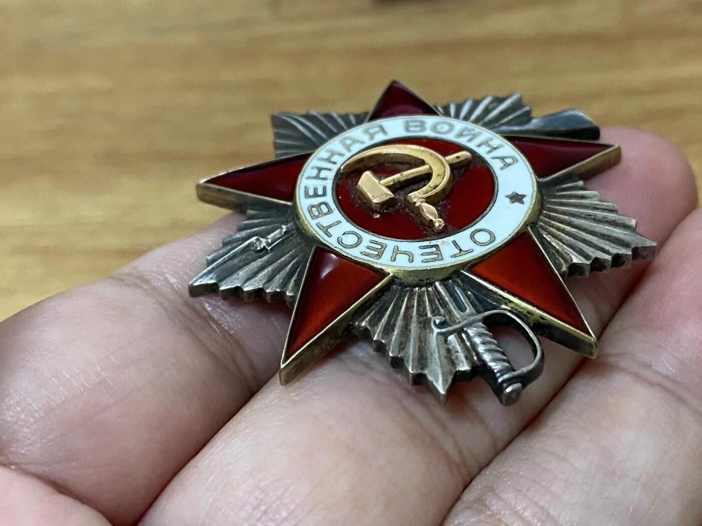 苏联勋章奖章5月8日晚上九点结束在麦稀奇 找不到的加我qq或者微信都是184277308备注苏章拍卖。最好加微信群每次都会通知还有提前可以一口价的 最近会持续拍卖一些东西。 苏联二级为国追授898191解放克里木战斗中火炮灭30后用冲锋抢又5 迫击炮连分队长Пономаренко Алексей Иванович  品相很好 没有磕碰登记卡没翻译里面写明了追授给父亲  奖励卡翻译了 可以查到名单在这场战斗后不久细绳 没有发到他的手上。