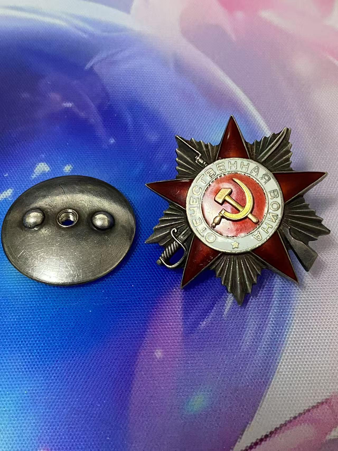 苏联勋章奖章5月8日晚上九点结束在麦稀奇 找不到的加我qq或者微信都是184277308备注苏章拍卖。最好加微信群每次都会通知还有提前可以一口价的 最近会持续拍卖一些东西。 苏联二级为国红星套章 43年两次肉搏 Миронов Михаил Васильевич 上尉 1196步兵团1营高级副官 二级为国 97994 早期万号 原配银盖子 好品无磕碰 轻微小划痕佩戴痕迹 43年8月第一个突入战壕 肉搏战中亲手2君官1士兵。同月底带队进攻第二战壕积弊30人 亲手积弊没有描述。红星 199328 早期台阶版 原配银盖子 好品无磕碰 轻微划痕佩戴痕迹