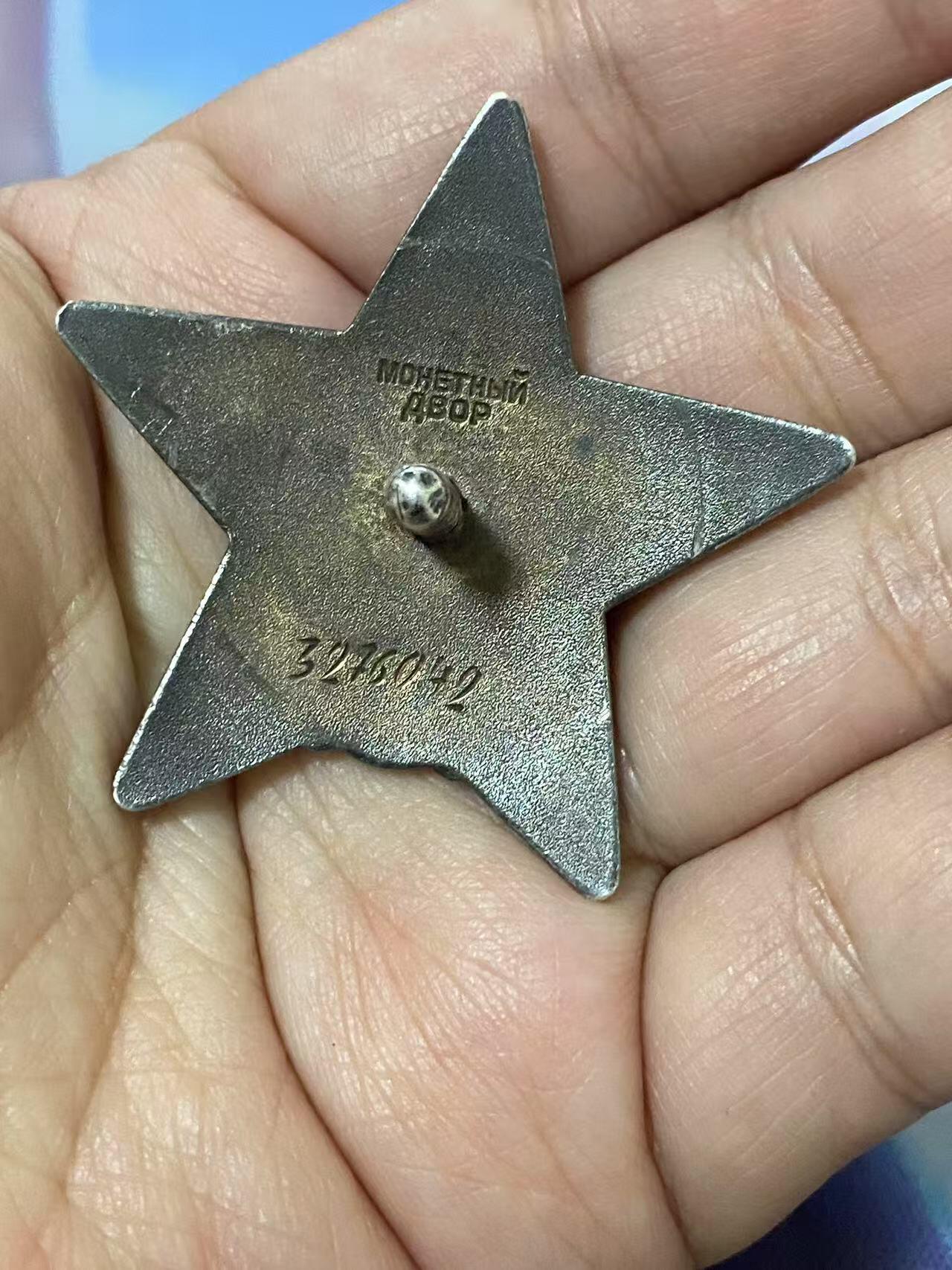 苏联勋章奖章5月8日晚上九点结束在麦稀奇 找不到的加我qq或者微信都是184277308备注苏章拍卖。最好加微信群每次都会通知还有提前可以一口价的 最近会持续拍卖一些东西。 苏联双红旗红星套章  北方舰队飞行员 Кукибный Виктор Андреевич  准王牌 击落4架 王牌飞行员网站有记录 带他的飞行员手套  得主非常帅气 红旗 42470 圆盘版 红旗 234430品相很好 有几处小瑕疵影响不大 红星3276042 服役获得 好品无磕碰 联排上还有战功奖章 保卫边界 和战德 飞行员手套保存的基本完整 