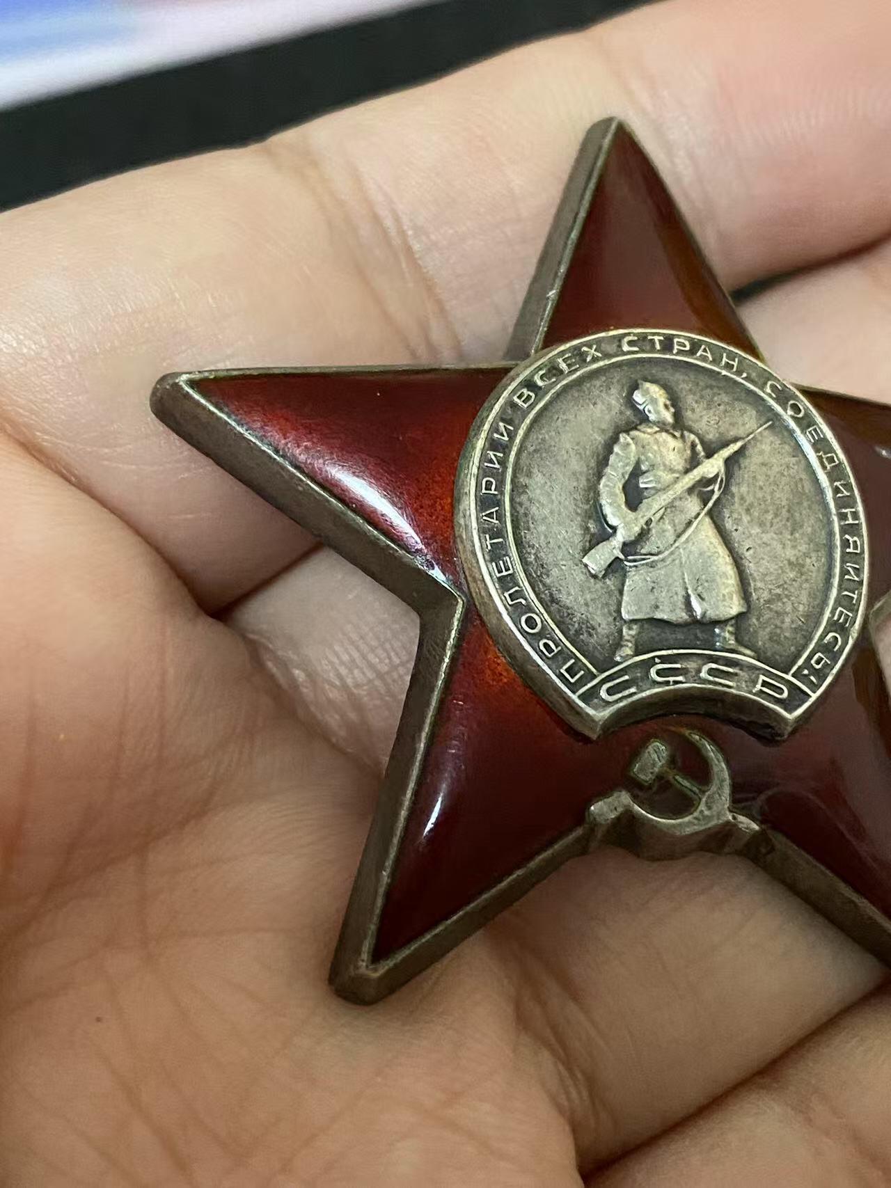 苏联勋章奖章5月8日晚上九点结束在麦稀奇 找不到的加我qq或者微信都是184277308备注苏章拍卖。最好加微信群每次都会通知还有提前可以一口价的 最近会持续拍卖一些东西。 苏联二战红星勋章 1472143 老潘菲洛夫战士 好品无磕碰 轻微佩戴 Наводкин Кузьма Кондратьевич 以苏联英雄少将潘菲洛夫命名的荣膺列宁勋章和苏沃洛夫勋章的地8近卫红旗列日察步兵师606野战面包房面包师 非常稀少的面包师+藐视死亡+老潘菲洛夫战士 沃洛卡拉姆卡和克留科夫卡战斗的参加者。