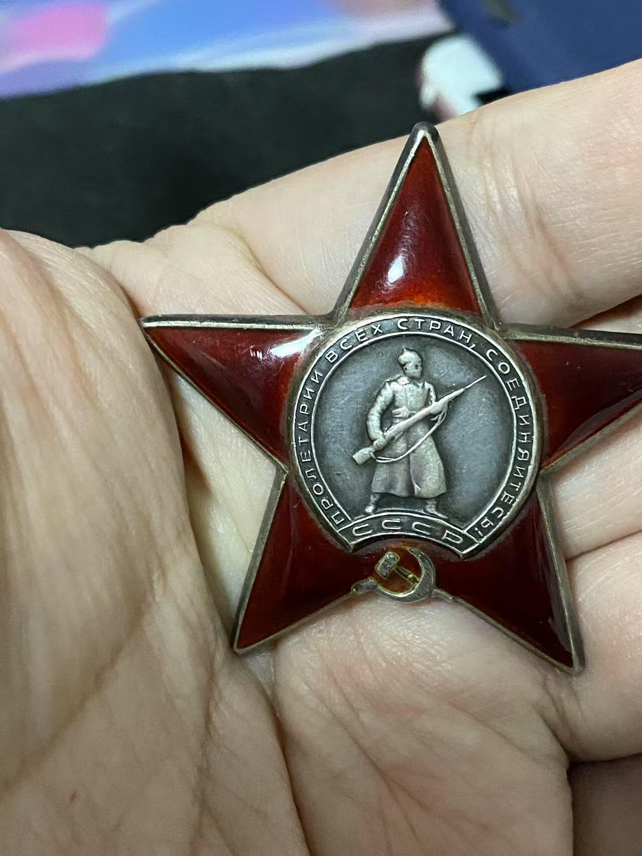 苏联勋章奖章5月8日晚上九点结束在麦稀奇 找不到的加我qq或者微信都是184277308备注苏章拍卖。最好加微信群每次都会通知还有提前可以一口价的 最近会持续拍卖一些东西。 苏联二战红星勋章 1424075 柏林巷战 电线人6啥 好品无磕碰 佩戴痕迹 Терновой Федор Ануфриевич 1008步兵团迫击炮连电话兵 在敌军的机枪火力下带着线圈游到了河对岸，修复了电话线的10处中断。45.4.24，在柏林市的巷战中，修复线路中断时他发现了一股6人组成的德国士兵，果断行动用冲锋枪火力歼灭了他们。1V6巷战6啥 非常勇猛。