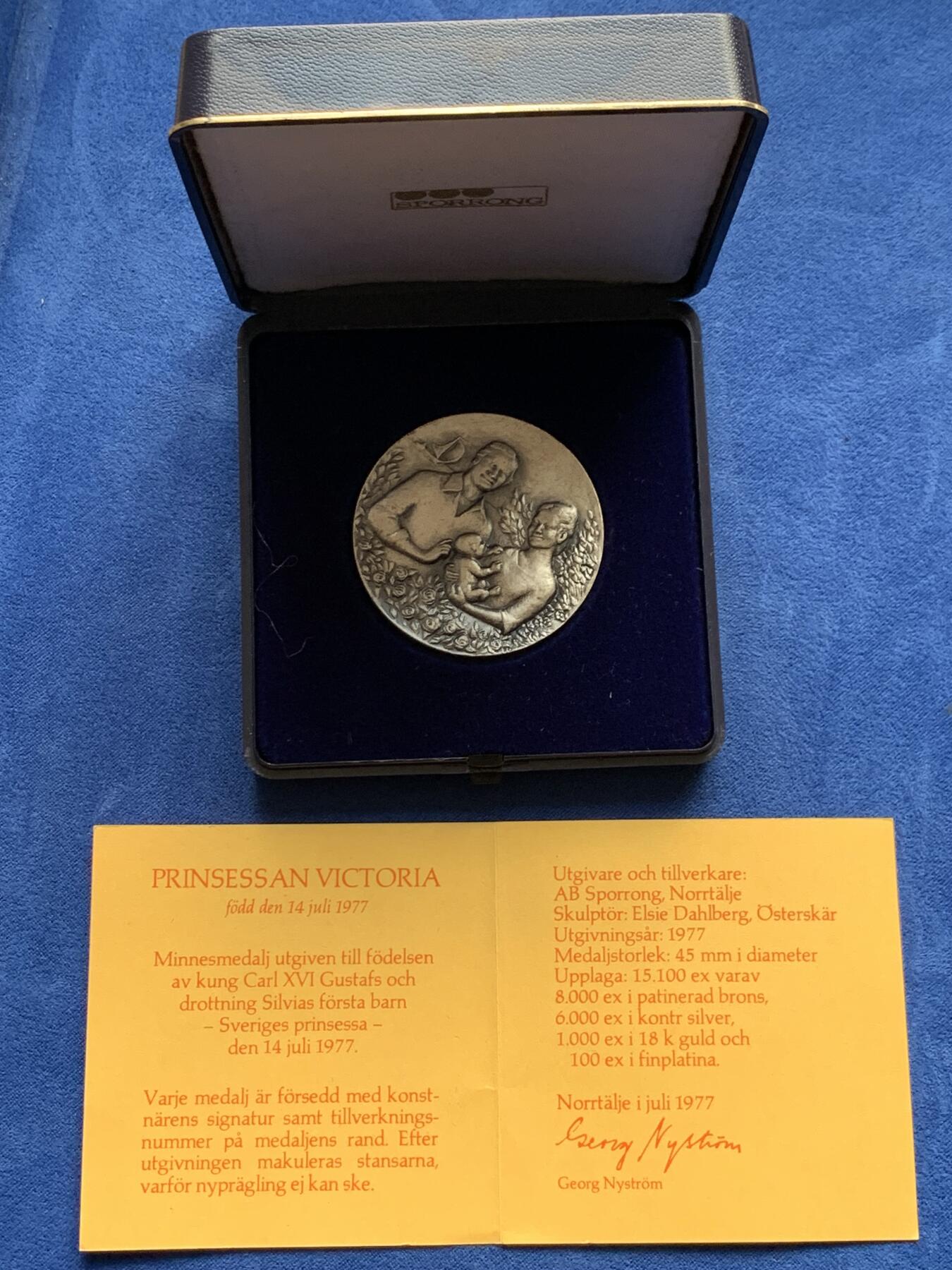 《竞宝斋》第378场 周日，周一 2场连拍 （全场包邮） 瑞典维多利亚公主出生纪念银章 限量发行6000枚 带盒 带证书 60.75克 44.6mm 细节见图