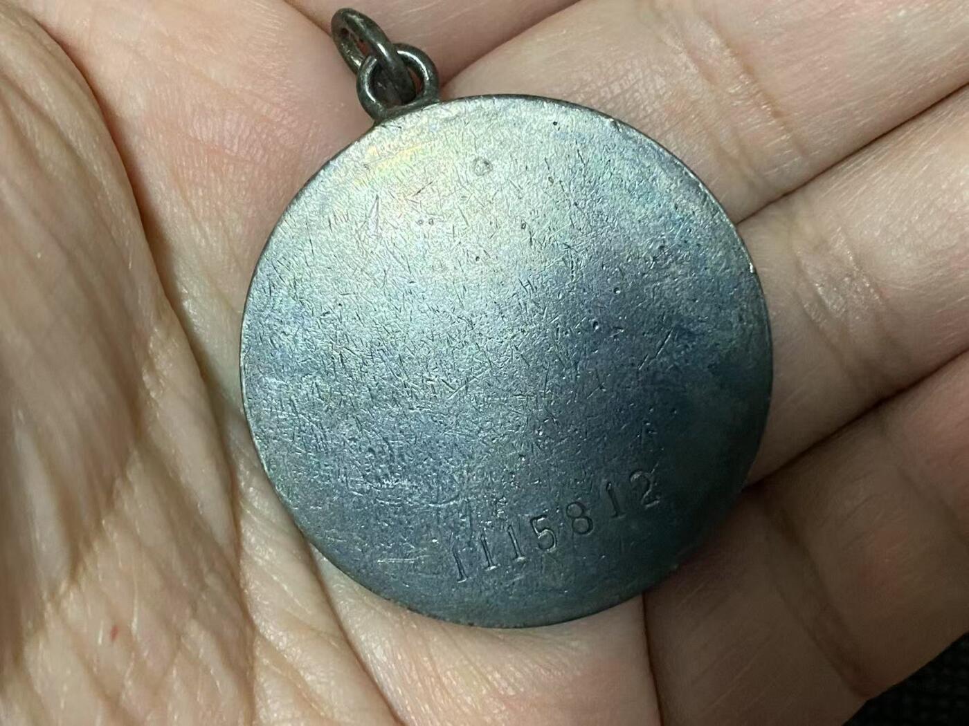 苏联勋章奖章5月8日晚上九点结束在麦稀奇 找不到的加我qq或者微信都是184277308备注苏章拍卖。最好加微信群每次都会通知还有提前可以一口价的 最近会持续拍卖一些东西。 苏联勇敢奖章 二战 同一人的 115812.1378249 书的扫面件两个珐琅都磕掉了 原环未开 挂没上。Мухамедов Бидан 哈萨克族 他得过三枚勇敢 算是比较少见  只有他的其中两枚 没查到奖励卡