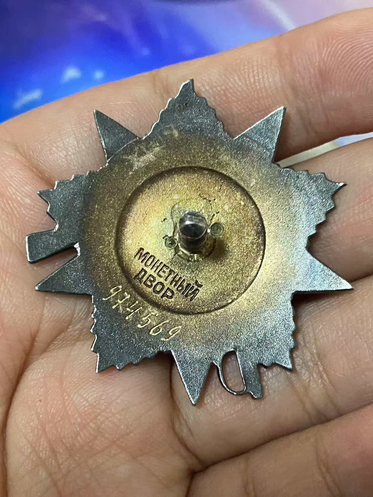 苏联勋章奖章5月8日晚上九点结束在麦稀奇 找不到的加我qq或者微信都是184277308备注苏章拍卖。最好加微信群每次都会通知还有提前可以一口价的 最近会持续拍卖一些东西。 苏联二级为国 43版 85年发 两枚 号码相近 仅差8个数 974561.974569 品相都非常好 都查了档案 974569  Степанова Екатерина Ивановна 女获得者 974561 Романцов семен Андреевич   两份档案都在 是85年的72号文件颁发 人民记忆网都有相应的记录。非常好的两枚43版本为国 最后的一批二级为国了算是