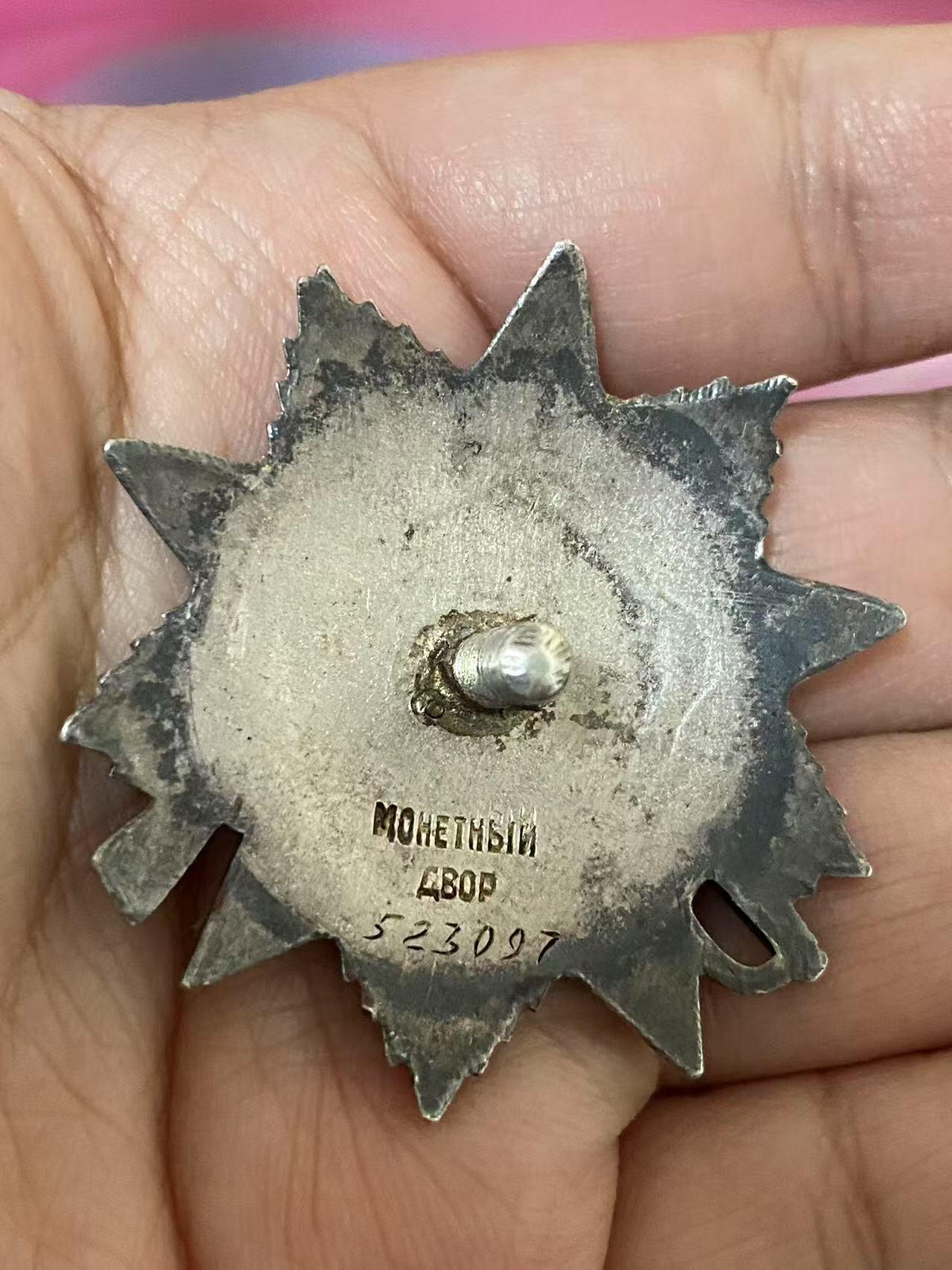 苏联勋章奖章5月8日晚上九点结束在麦稀奇 找不到的加我qq或者微信都是184277308备注苏章拍卖。最好加微信群每次都会通知还有提前可以一口价的 最近会持续拍卖一些东西。 苏联二级为国勋章 523097 坦克连连长 右下角珐琅磕碰 党徽原配无改动 版本非常好 Филатов Владимир Федорович 51独立坦克团连指挥员 44.6.24，突破了敌军第一和第二道战壕防线，深入2公里，消灭反坦克炮6门，掩体连同守军3个，机枪火力点7个，弹药库4座，敌军官兵约60人。 他本人消灭了1门反坦克炮、1个机枪火力点和敌军官兵约10人。