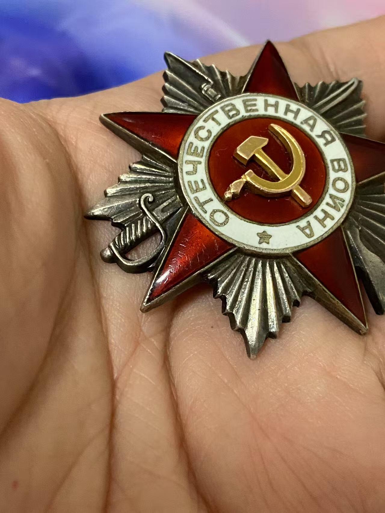 苏联勋章奖章5月8日晚上九点结束在麦稀奇 找不到的加我qq或者微信都是184277308备注苏章拍卖。最好加微信群每次都会通知还有提前可以一口价的 最近会持续拍卖一些东西。 苏联二级为国红星套章 43年两次肉搏 Миронов Михаил Васильевич 上尉 1196步兵团1营高级副官 二级为国 97994 早期万号 原配银盖子 好品无磕碰 轻微小划痕佩戴痕迹 43年8月第一个突入战壕 肉搏战中亲手2君官1士兵。同月底带队进攻第二战壕积弊30人 亲手积弊没有描述。红星 199328 早期台阶版 原配银盖子 好品无磕碰 轻微划痕佩戴痕迹