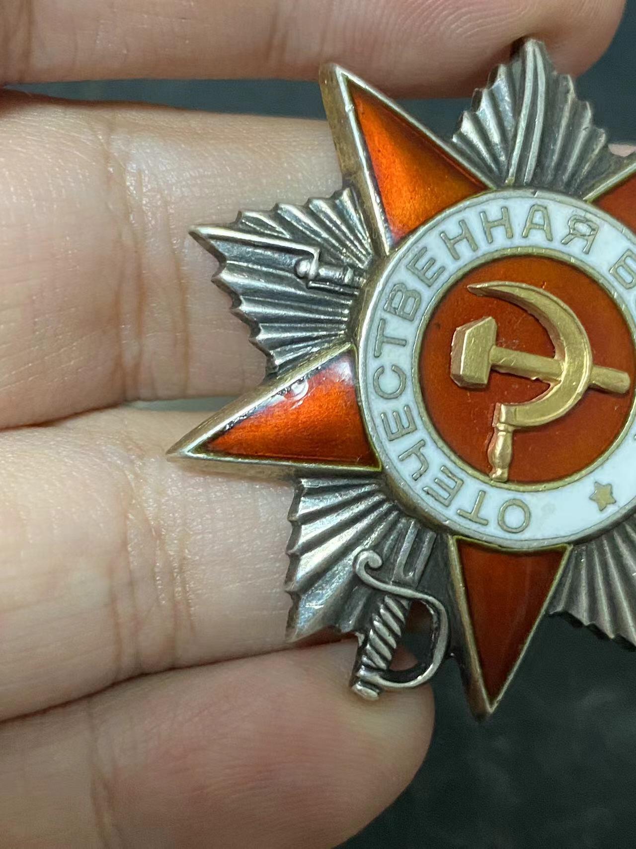 苏联勋章奖章5月8日晚上九点结束在麦稀奇 找不到的加我qq或者微信都是184277308备注苏章拍卖。最好加微信群每次都会通知还有提前可以一口价的 最近会持续拍卖一些东西。 苏联二战二级为国勋章 687777 超级好号码 左角上边缘右边和顶角左边缘上部有两处小脱皮 正面看不出来  获得者Рак Е. Н.为稀有的МГБ（MGB）锅按部君官 奖励卡查不到只有序列 应该未解密 