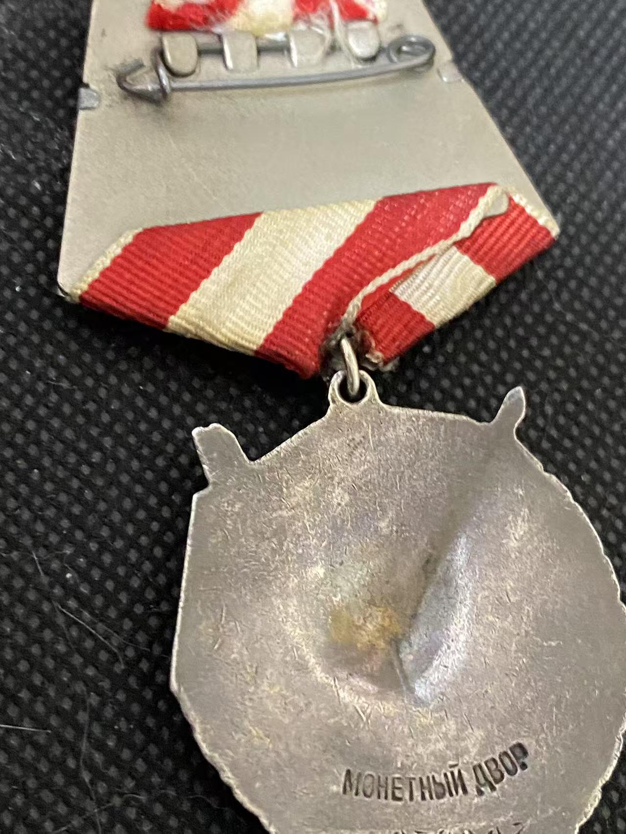 苏联勋章奖章5月8日晚上九点结束在麦稀奇 找不到的加我qq或者微信都是184277308备注苏章拍卖。最好加微信群每次都会通知还有提前可以一口价的 最近会持续拍卖一些东西。 苏联二战红旗勋章 238203 营长 保卫基辅+斯大林格勒战役事迹 抓舌头  好品无磕碰 佩戴痕迹都很少见！Поярко Иван Васильевич 斯大林格勒方面军近卫第3集团军50近卫步兵师148近卫步兵团营指挥员 事迹特别长 非常精彩 可以看截图 从基辅到斯大林格勒41年在基辅