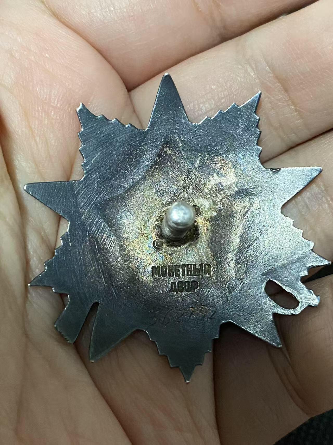 苏联勋章奖章5月8日晚上九点结束在麦稀奇 找不到的加我qq或者微信都是184277308备注苏章拍卖。最好加微信群每次都会通知还有提前可以一口价的 最近会持续拍卖一些东西。 苏联二战二级为国勋章 362752 顶角磕碰 其他还好 版本很好 背后有星芒  Лунга Николай Дмитриевич 上尉 998独立通讯营司令部连指挥员 铺设线路获得 没登记卡 有序列