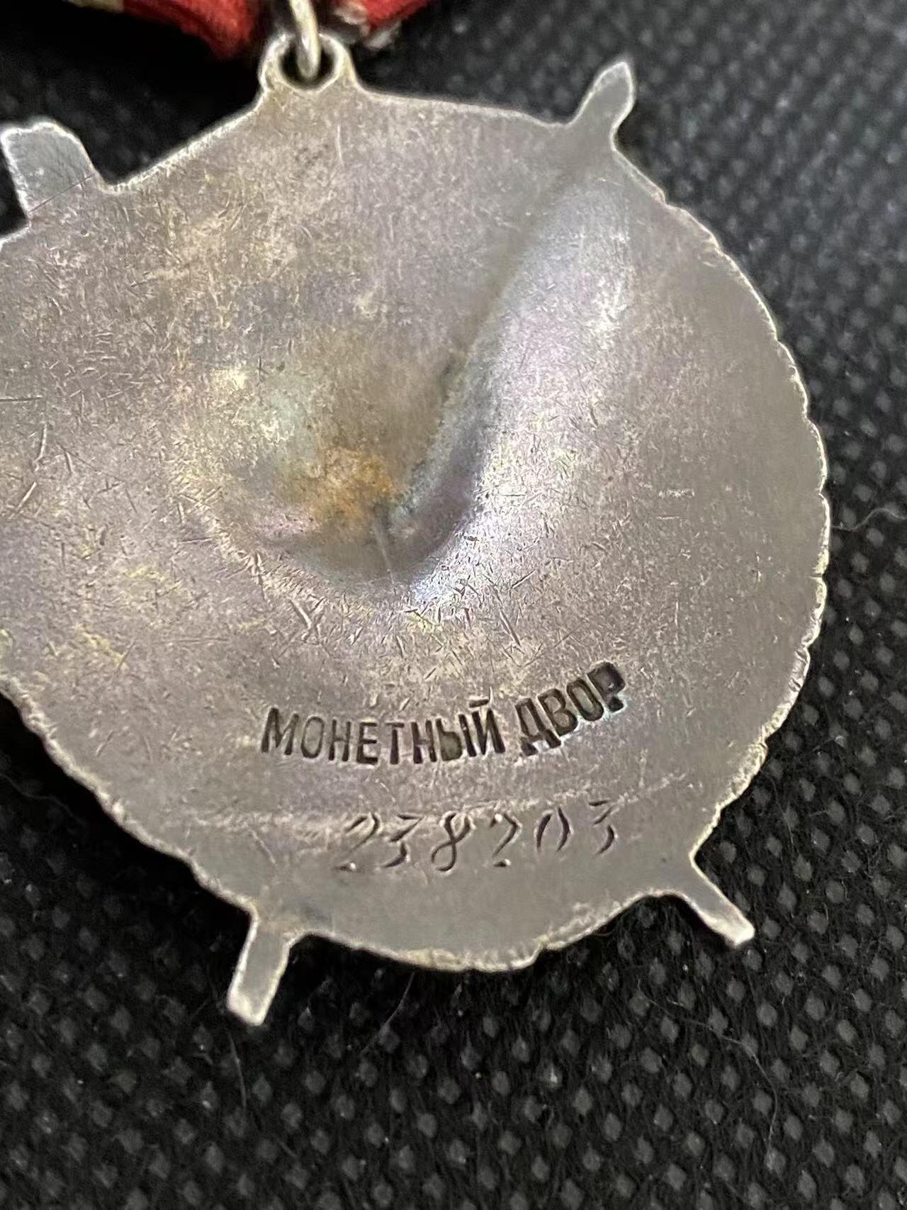 苏联勋章奖章5月8日晚上九点结束在麦稀奇 找不到的加我qq或者微信都是184277308备注苏章拍卖。最好加微信群每次都会通知还有提前可以一口价的 最近会持续拍卖一些东西。 苏联二战红旗勋章 238203 营长 保卫基辅+斯大林格勒战役事迹 抓舌头  好品无磕碰 佩戴痕迹都很少见！Поярко Иван Васильевич 斯大林格勒方面军近卫第3集团军50近卫步兵师148近卫步兵团营指挥员 事迹特别长 非常精彩 可以看截图 从基辅到斯大林格勒41年在基辅