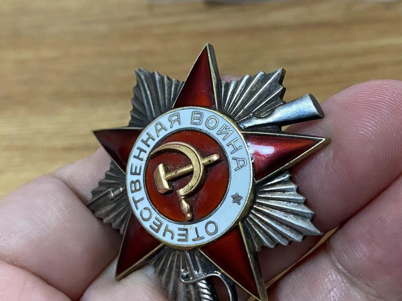 苏联勋章奖章5月8日晚上九点结束在麦稀奇 找不到的加我qq或者微信都是184277308备注苏章拍卖。最好加微信群每次都会通知还有提前可以一口价的 最近会持续拍卖一些东西。 苏联二级为国追授898191解放克里木战斗中火炮灭30后用冲锋抢又5 迫击炮连分队长Пономаренко Алексей Иванович  品相很好 没有磕碰登记卡没翻译里面写明了追授给父亲  奖励卡翻译了 可以查到名单在这场战斗后不久细绳 没有发到他的手上。