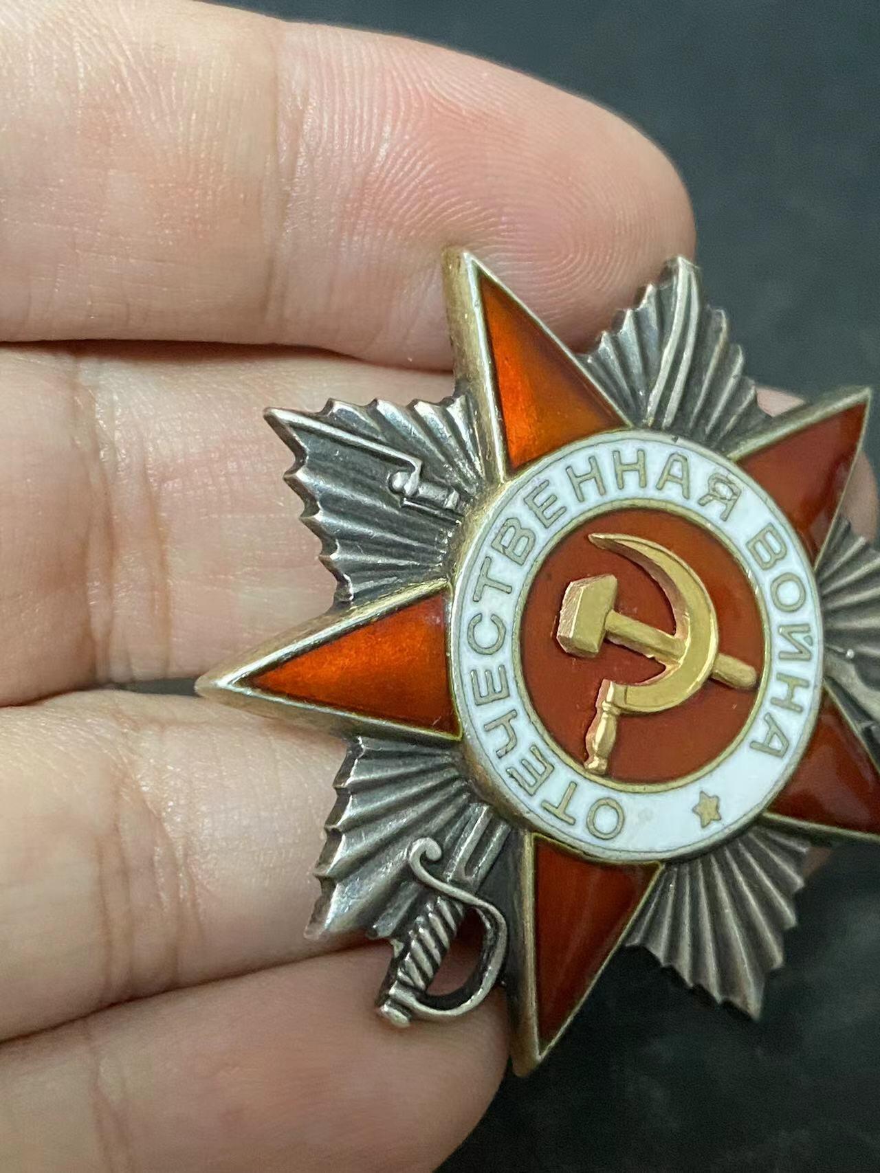 苏联勋章奖章5月8日晚上九点结束在麦稀奇 找不到的加我qq或者微信都是184277308备注苏章拍卖。最好加微信群每次都会通知还有提前可以一口价的 最近会持续拍卖一些东西。 苏联二战二级为国勋章 687777 超级好号码 左角上边缘右边和顶角左边缘上部有两处小脱皮 正面看不出来  获得者Рак Е. Н.为稀有的МГБ（MGB）锅按部君官 奖励卡查不到只有序列 应该未解密 