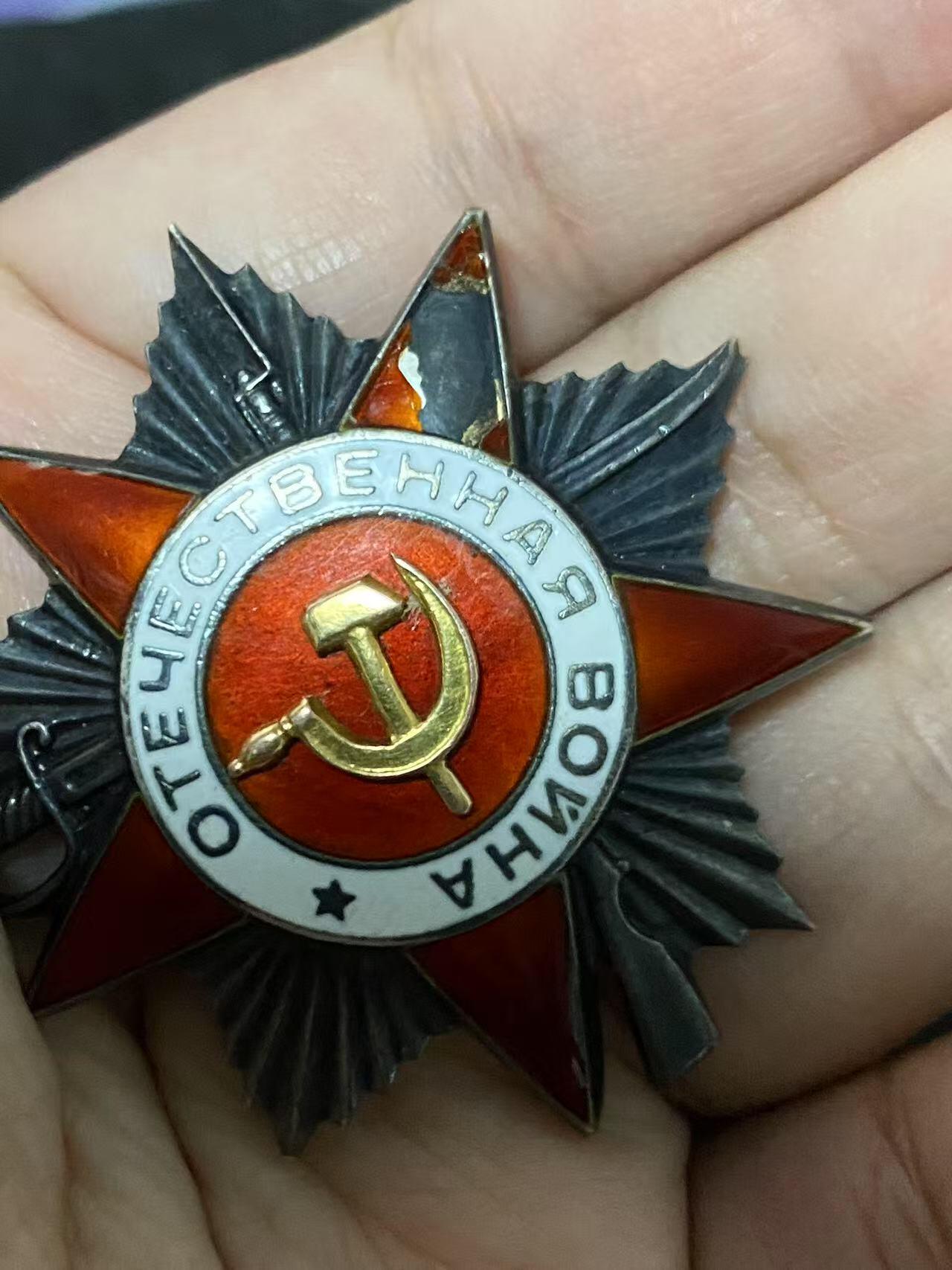 苏联勋章奖章5月8日晚上九点结束在麦稀奇 找不到的加我qq或者微信都是184277308备注苏章拍卖。最好加微信群每次都会通知还有提前可以一口价的 最近会持续拍卖一些东西。 苏联二战二级为国勋章 362752 顶角磕碰 其他还好 版本很好 背后有星芒  Лунга Николай Дмитриевич 上尉 998独立通讯营司令部连指挥员 铺设线路获得 没登记卡 有序列