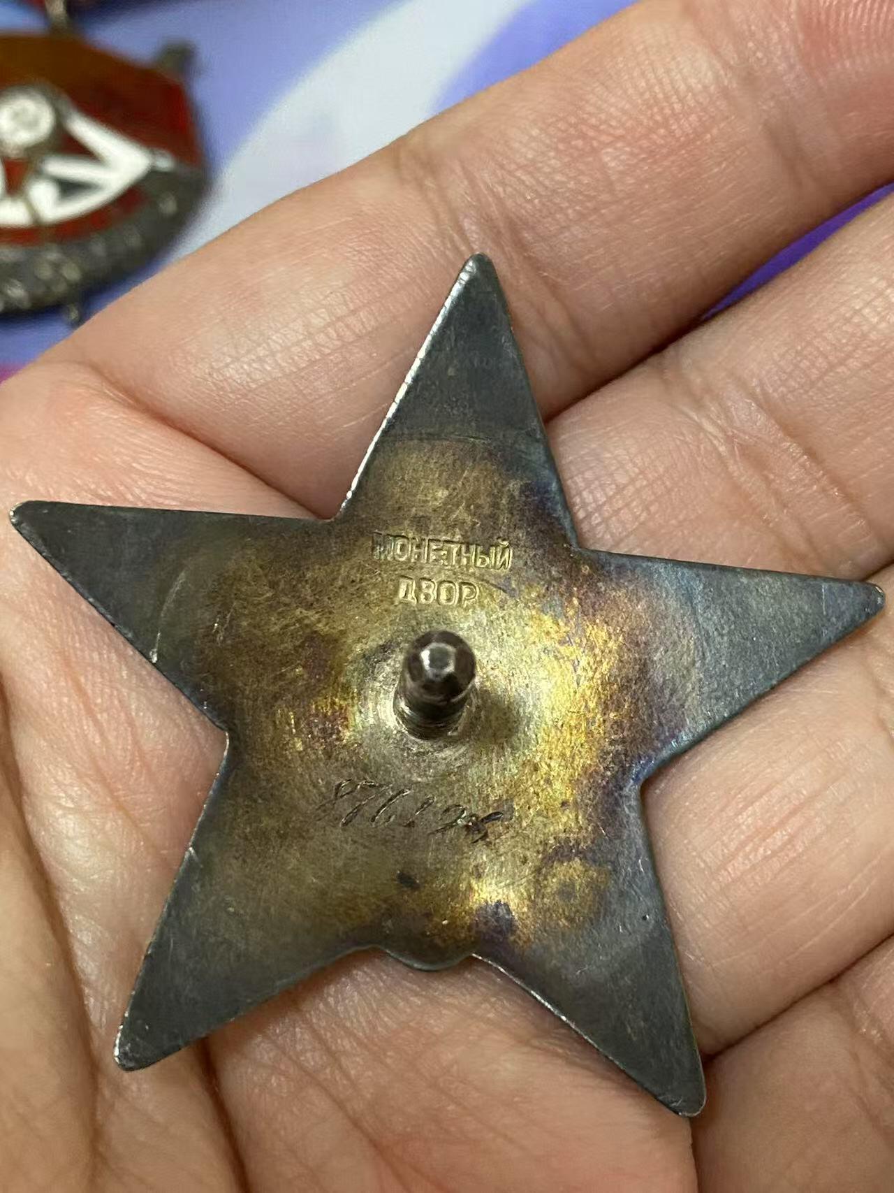 苏联勋章奖章5月8日晚上九点结束在麦稀奇 找不到的加我qq或者微信都是184277308备注苏章拍卖。最好加微信群每次都会通知还有提前可以一口价的 最近会持续拍卖一些东西。 苏联红旗双红星勋章套章  军医 Коршунов Иван Федорович 少校 其中一个红星为对日作战获得  红旗 340864 服役获得 好品 无磕碰 开环 挂板是摘的联排的 。红星 876196 早期服役获得 好品无磕碰 佩戴痕迹都不多 。红星1512665 左下角顶部 小下次 正面看不出来 