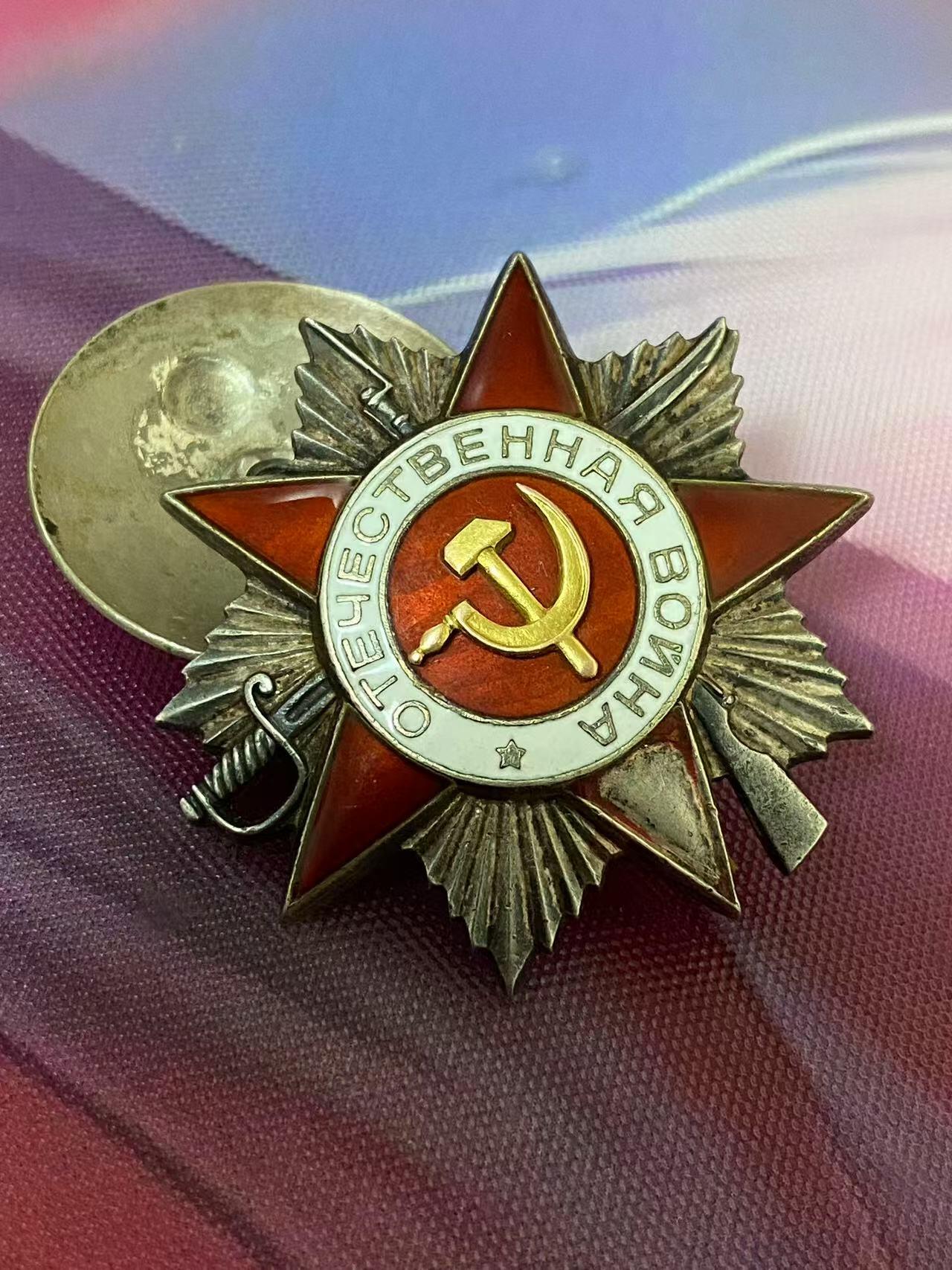 苏联勋章奖章5月8日晚上九点结束在麦稀奇 找不到的加我qq或者微信都是184277308备注苏章拍卖。最好加微信群每次都会通知还有提前可以一口价的 最近会持续拍卖一些东西。 苏联二级为国勋章 523097 坦克连连长 右下角珐琅磕碰 党徽原配无改动 版本非常好 Филатов Владимир Федорович 51独立坦克团连指挥员 44.6.24，突破了敌军第一和第二道战壕防线，深入2公里，消灭反坦克炮6门，掩体连同守军3个，机枪火力点7个，弹药库4座，敌军官兵约60人。 他本人消灭了1门反坦克炮、1个机枪火力点和敌军官兵约10人。