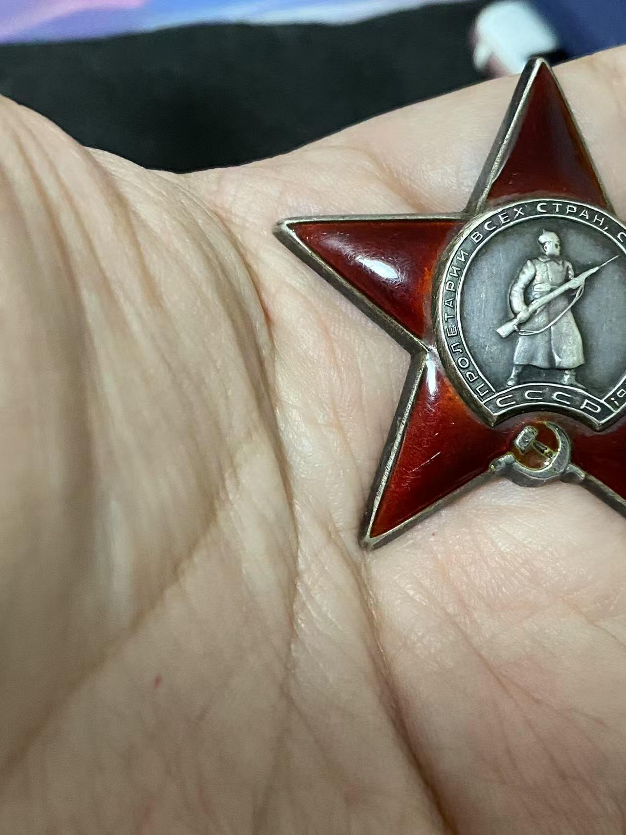 苏联勋章奖章5月8日晚上九点结束在麦稀奇 找不到的加我qq或者微信都是184277308备注苏章拍卖。最好加微信群每次都会通知还有提前可以一口价的 最近会持续拍卖一些东西。 苏联二战红星勋章 1424075 柏林巷战 电线人6啥 好品无磕碰 佩戴痕迹 Терновой Федор Ануфриевич 1008步兵团迫击炮连电话兵 在敌军的机枪火力下带着线圈游到了河对岸，修复了电话线的10处中断。45.4.24，在柏林市的巷战中，修复线路中断时他发现了一股6人组成的德国士兵，果断行动用冲锋枪火力歼灭了他们。1V6巷战6啥 非常勇猛。