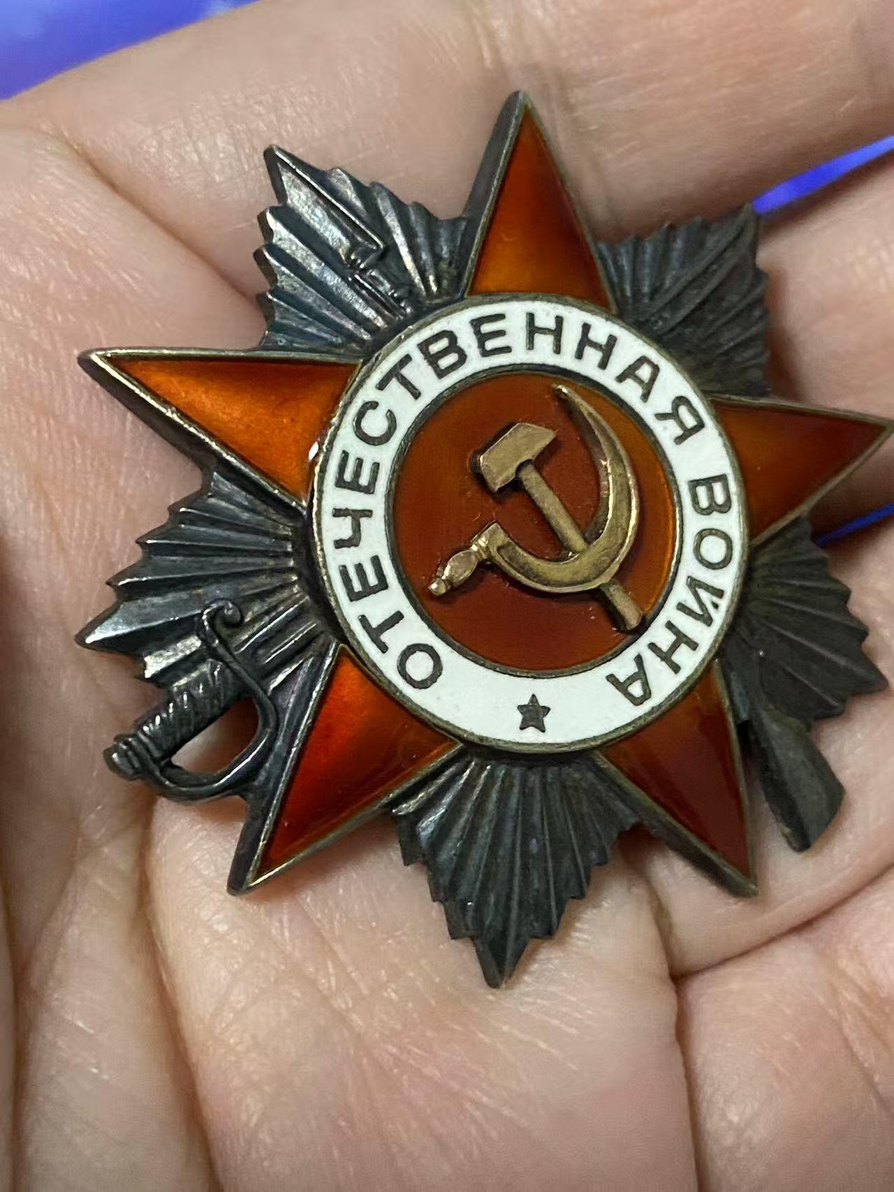 苏联勋章奖章5月8日晚上九点结束在麦稀奇 找不到的加我qq或者微信都是184277308备注苏章拍卖。最好加微信群每次都会通知还有提前可以一口价的 最近会持续拍卖一些东西。 苏联二战二级为国勋章 763493 领航员 给游击队送物资  好品无磕碰 佩戴痕迹都少见 极品品相 党徽原配 Толстов Юрий Федорович 民航120独立近卫因斯腾堡航空团分队领航员 非常少见  飞拉5和波2 负责为游击队送物资获得了勇敢奖章 获奖后 20次深入敌后侦察和运送特殊物资 33次保障白俄物资供应 故事很不错 非常少见的民航领航员二战事迹