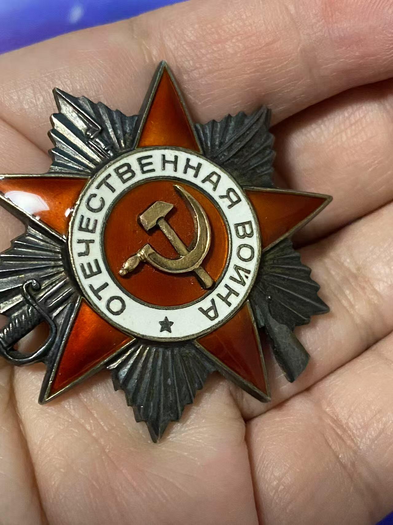 苏联勋章奖章5月8日晚上九点结束在麦稀奇 找不到的加我qq或者微信都是184277308备注苏章拍卖。最好加微信群每次都会通知还有提前可以一口价的 最近会持续拍卖一些东西。 苏联二战二级为国勋章 763493 领航员 给游击队送物资  好品无磕碰 佩戴痕迹都少见 极品品相 党徽原配 Толстов Юрий Федорович 民航120独立近卫因斯腾堡航空团分队领航员 非常少见  飞拉5和波2 负责为游击队送物资获得了勇敢奖章 获奖后 20次深入敌后侦察和运送特殊物资 33次保障白俄物资供应 故事很不错 非常少见的民航领航员二战事迹