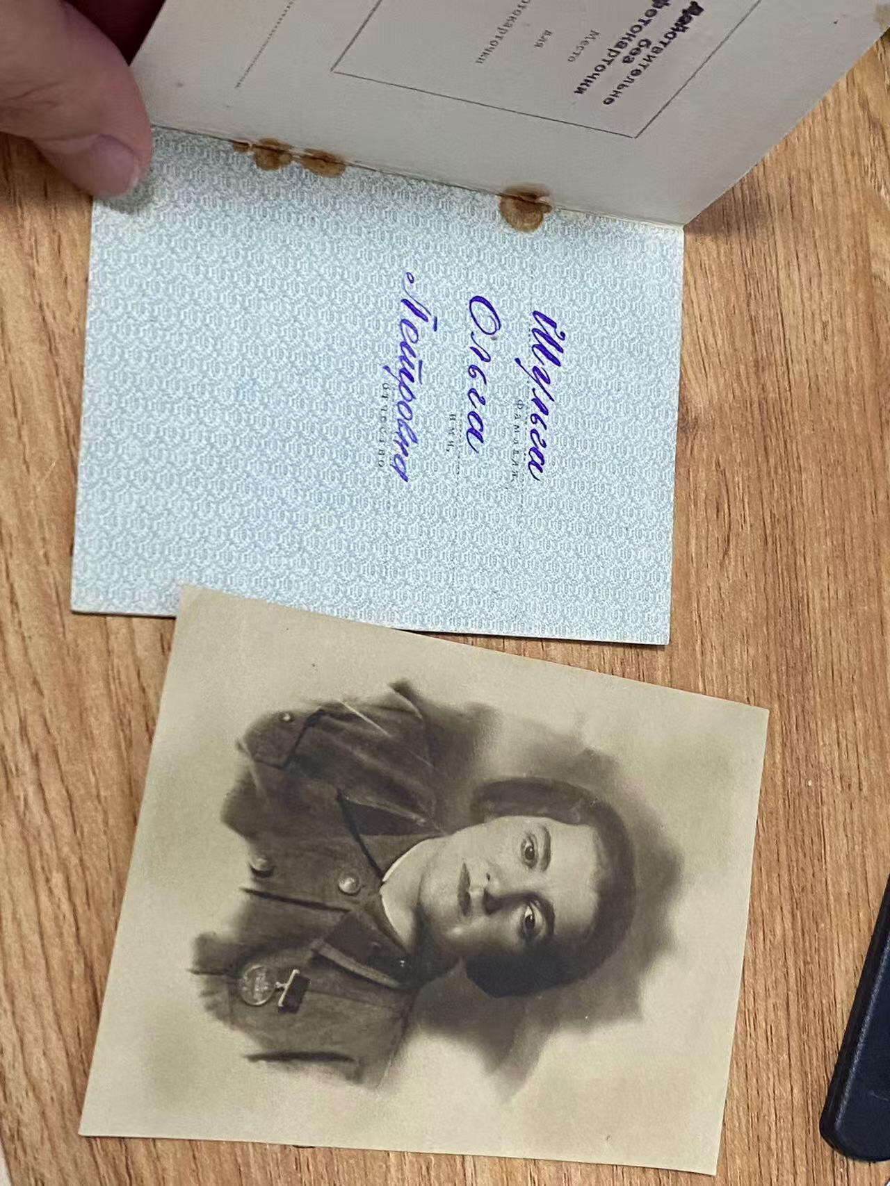 苏联勋章奖章5月8日晚上九点结束在麦稀奇 找不到的加我qq或者微信都是184277308备注苏章拍卖。最好加微信群每次都会通知还有提前可以一口价的 最近会持续拍卖一些东西。 苏联小挂战功红星野战医院战地女护士勋章套章 战功289136小挂版 未开环 珐琅损坏 上挂 盖子 全部原配 非常好  红星右下角顶部内测有磕碰 带证书 照片 其他证书有 战德，列宁百年，30胜利，40胜利，50建君，优秀劳动者等6本。非常好的一套 红星和战功都在 Шульга Ольга Петровна 284近卫野战移动医院外科护士长 战功为转移上千伤员，红星为炮火下为负伤的哥萨克君官做手术。