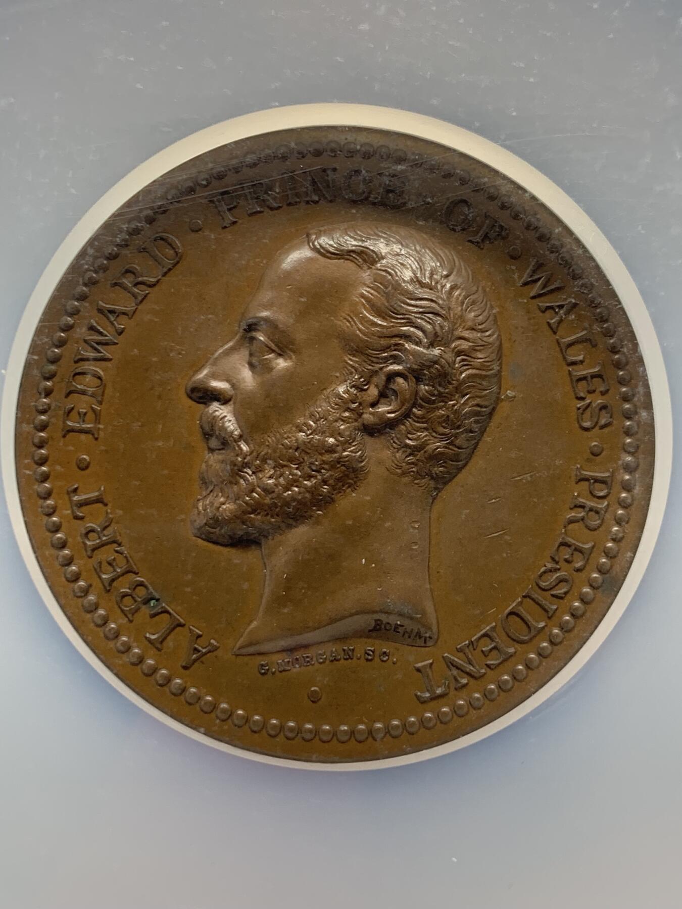 《竞宝斋》第379场 周日，周一 2场连拍 （全场包邮） NGC MS63BN 英国 1874 爱德华王子像 国际展览 大铜章 N加大加厚盒