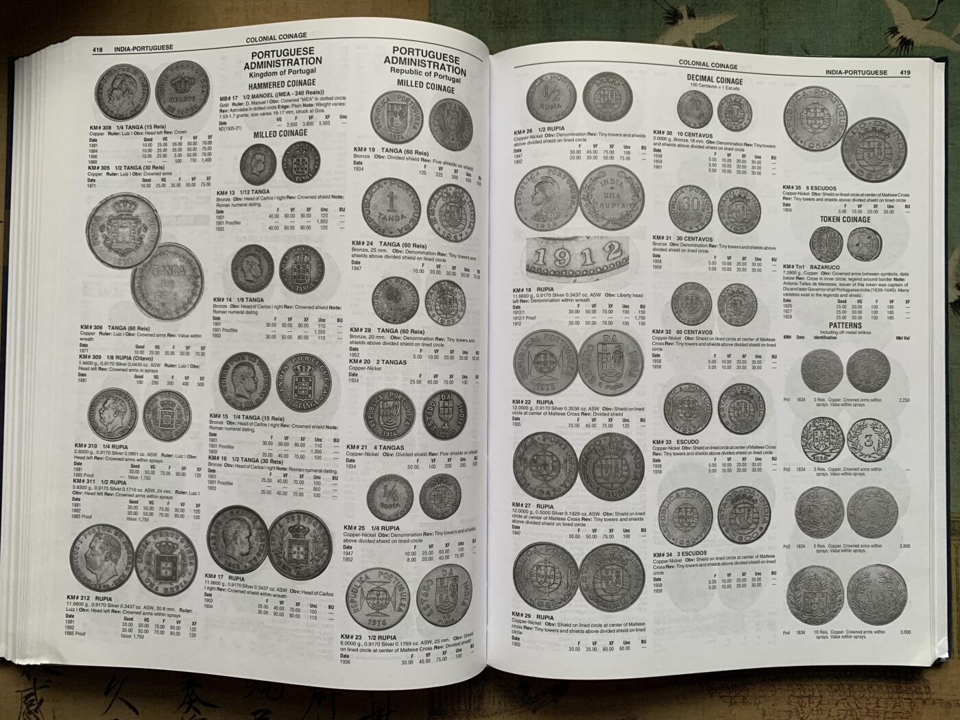 《竞宝斋》第379场 周日，周一 2场连拍 （全场包邮） 非常罕见克劳斯南亚硬币与纸币标准目录，全新塑封拆开，相当难找的绝版专业目录！国外成交价250美刀！把握机会。