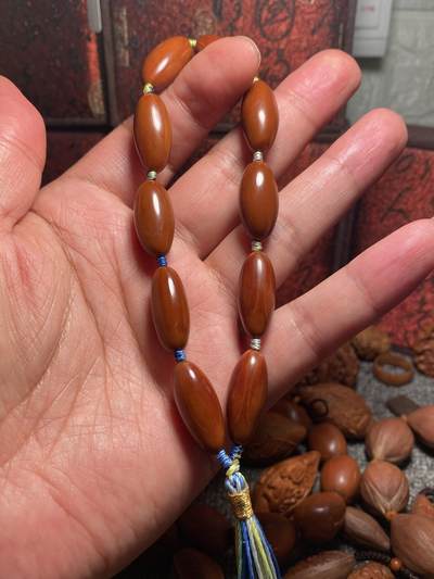 福利苏工核雕纯手工打磨，精品铁核小椭圆手持非通货立体感十足，非常个性，尺寸1。08x2.35喜欢的来价格不贵 - 福利苏工核雕纯手工打磨，精品铁核小椭圆手持非通货立体感十足，非常个性，尺寸1。08x2.35喜欢的来价格不贵
