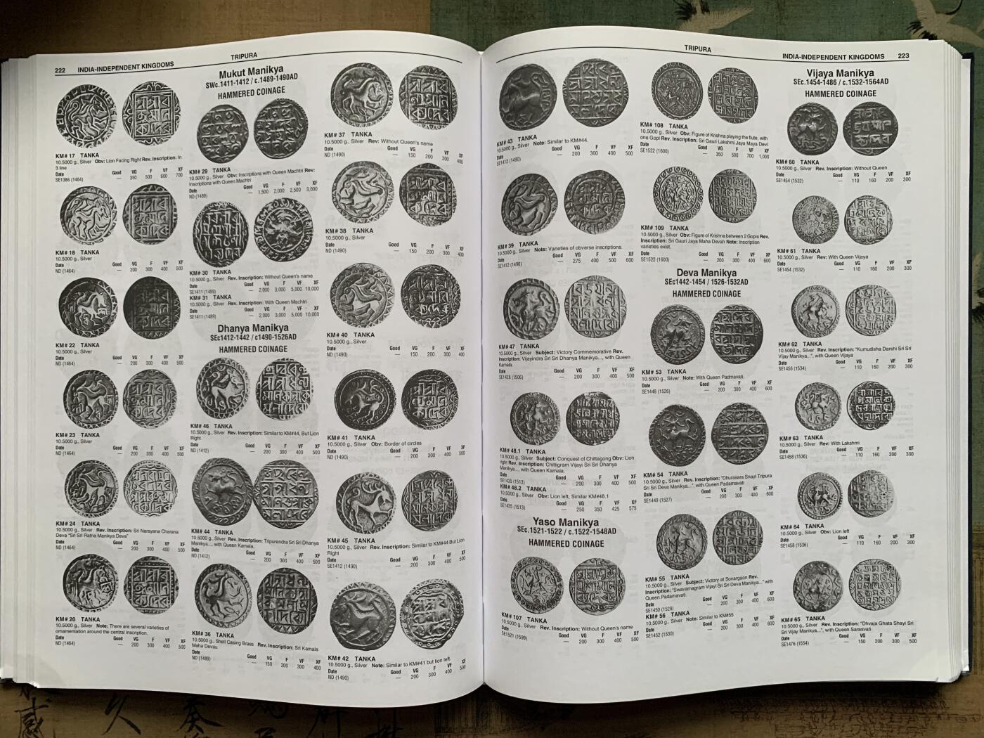 《竞宝斋》第379场 周日，周一 2场连拍 （全场包邮） 非常罕见克劳斯南亚硬币与纸币标准目录，全新塑封拆开，相当难找的绝版专业目录！国外成交价250美刀！把握机会。