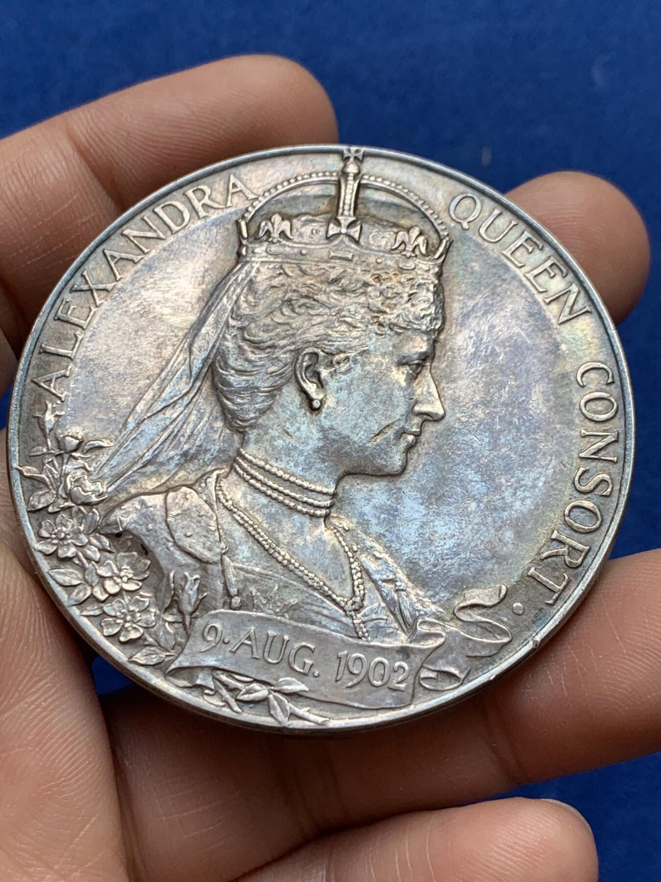 《竞宝斋》第379场 周日，周一 2场连拍 （全场包邮） 英国1902年爱德华七世加冕大银章，86克。皇室风范，厚重雍容，稀奇记录寥寥无几。86.4克，55.6mm。细节见图