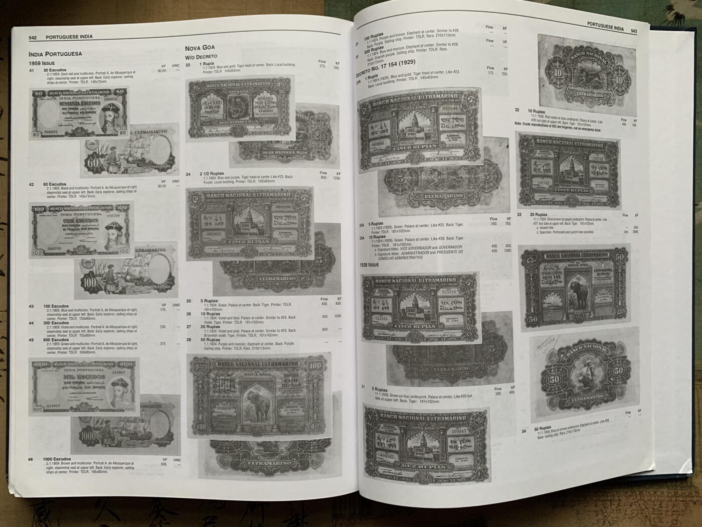 《竞宝斋》第379场 周日，周一 2场连拍 （全场包邮） 非常罕见克劳斯南亚硬币与纸币标准目录，全新塑封拆开，相当难找的绝版专业目录！国外成交价250美刀！把握机会。