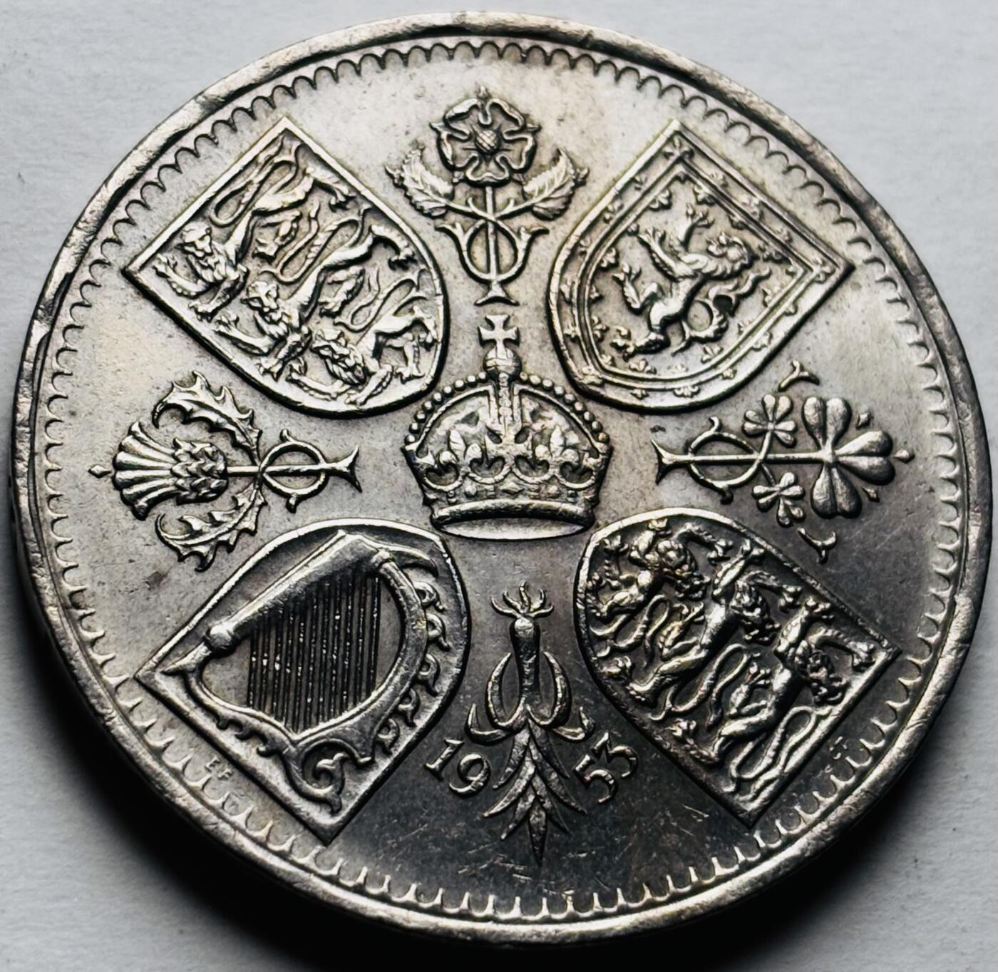 文馨钱币收藏第 242 场，各国古铜币，英系场 原光品相 1953 年英国女王登基 5 先令纪念币，品相如图