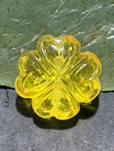精美天然乌克兰原矿蜜蜡雕刻幸运四叶草背云（板珠，吊坠)一个。 - 精美天然乌克兰原矿蜜蜡雕刻幸运四叶草背云（板珠，吊坠)一个。