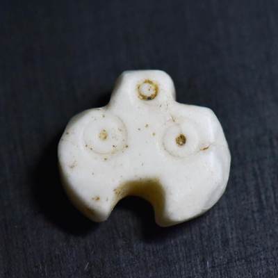 【良泉】5月22日19:30【直播场】228件，上半年最后一场（本场结束后外出度假。之前预存钱币的朋友请告知，将连同本场拍品一起邮寄，预祝诸位暑期愉快！） - 约公元前2600-前1900年【印度河文明】雪花石质护身符吊坠，宽15.5毫米