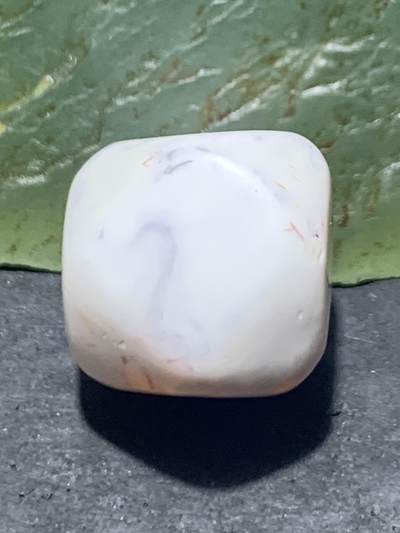 高玉化奶油皮玛瑙随形唐八棱珠一颗 - 高玉化奶油皮玛瑙随形唐八棱珠一颗