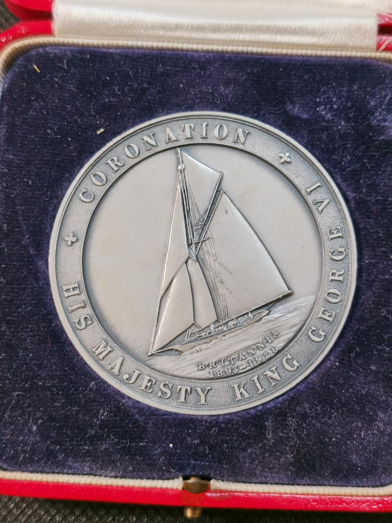  甄臻铺-世界币章拍卖（第16期），送拍享返佣金等优惠多多 1937年乔治六世加冕纪念银章，直径51mm，重62g。正面是乔治六世国王和亚历山德拉王后的肖像，背面是船帆图案，纪念意义浓厚。品相极好