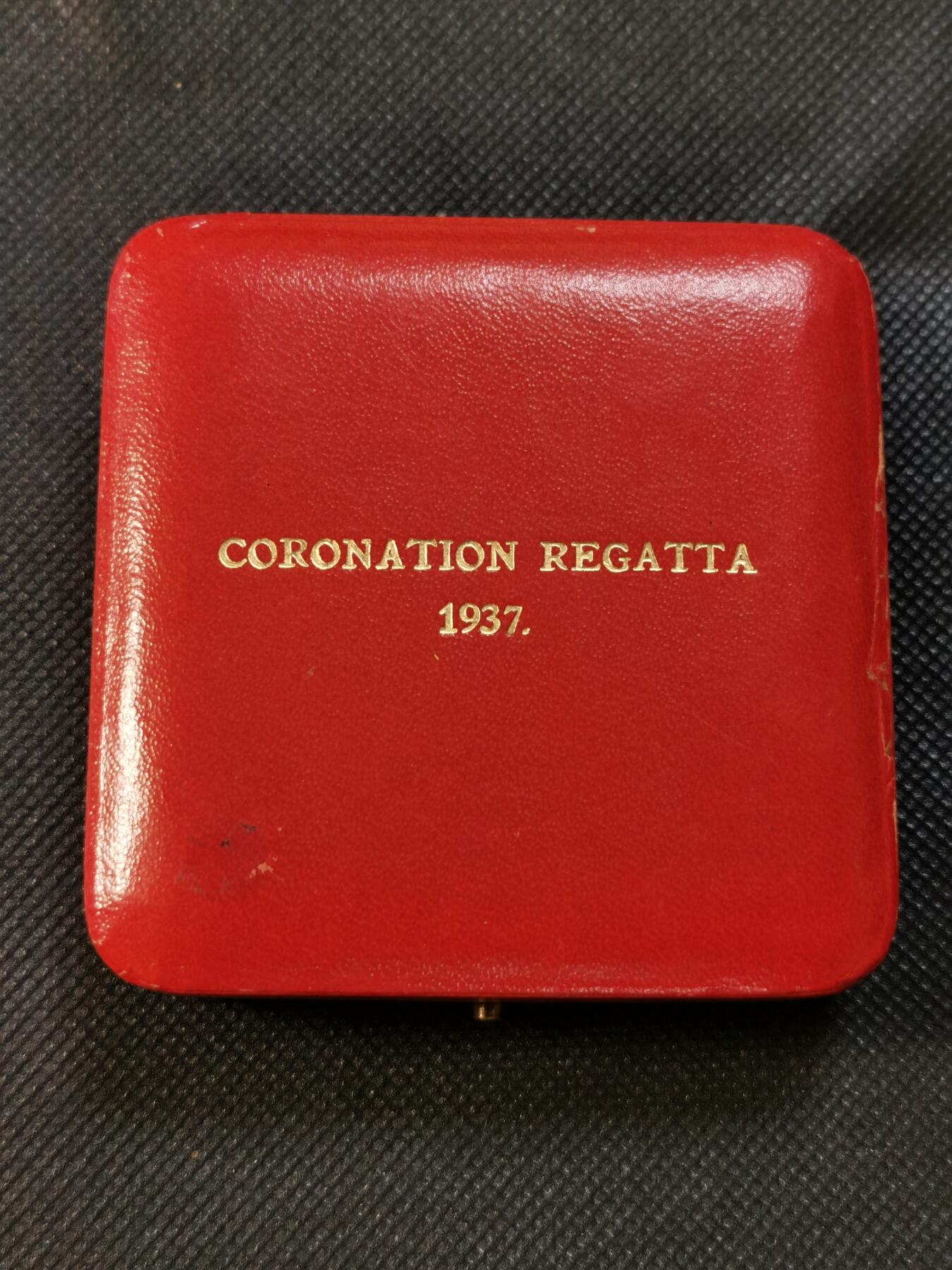  甄臻铺-世界币章拍卖（第16期），送拍享返佣金等优惠多多 1937年乔治六世加冕纪念银章，直径51mm，重62g。正面是乔治六世国王和亚历山德拉王后的肖像，背面是船帆图案，纪念意义浓厚。品相极好